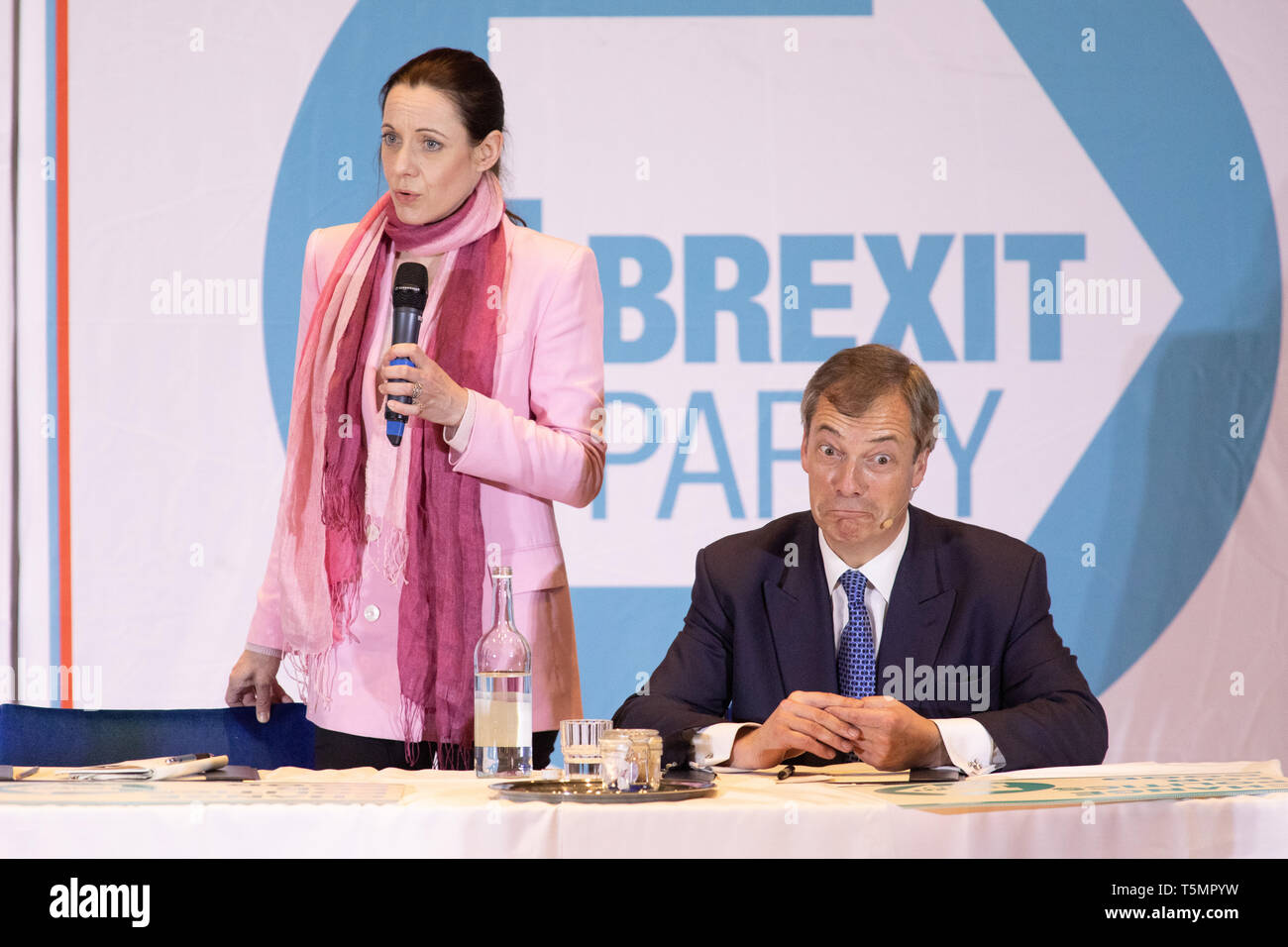 Annunziata Rees-Mogg et Nigel Farage prenant la parole à la partie Brexit manifestation tenue à l'Albert Hall Conference Centre, Nottingham. Banque D'Images