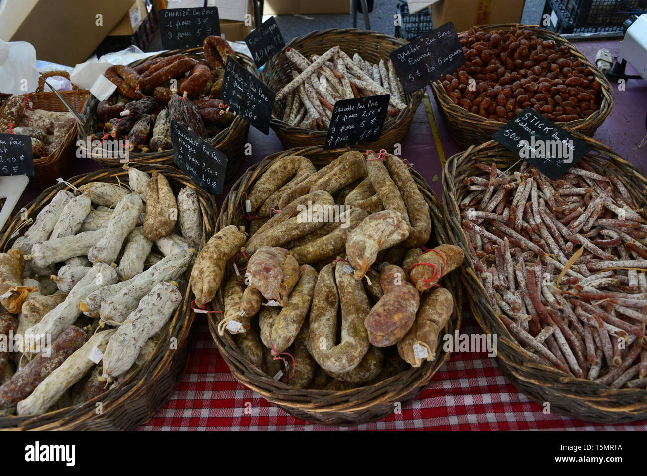 Vue en gros plan de divers français traditionnel saucisses à un marché, avec des prix en Euros écrit dans la craie sur les petits tableaux noirs. Banque D'Images