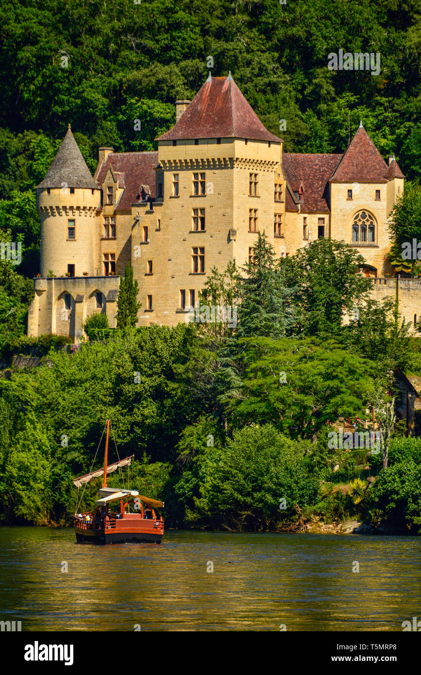 River Boat (Gabarre) et Château de la la Malartrie, à la Roque-Gageac, située dans le département de la Nouvelle-Aquitaine, Western France. Banque D'Images