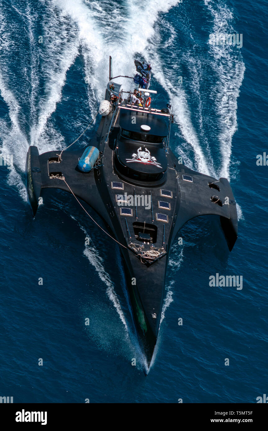 Une tête sur vue portrait de l'anti-chasse à la Sea Shepherd MV Gojira  trimaran (maintenant appelé MV Brigitte Bardot) en vitesse vers la caméra  Photo Stock - Alamy