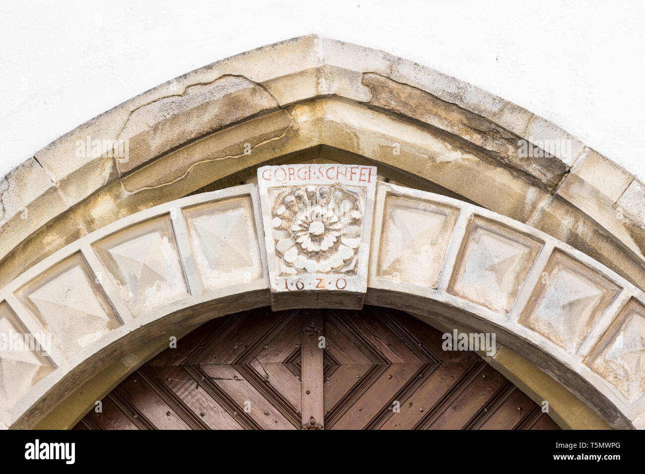 Le Keystone porte médiévale de 1620, une ancienne porte gothique cadre apparaît derrière Banque D'Images
