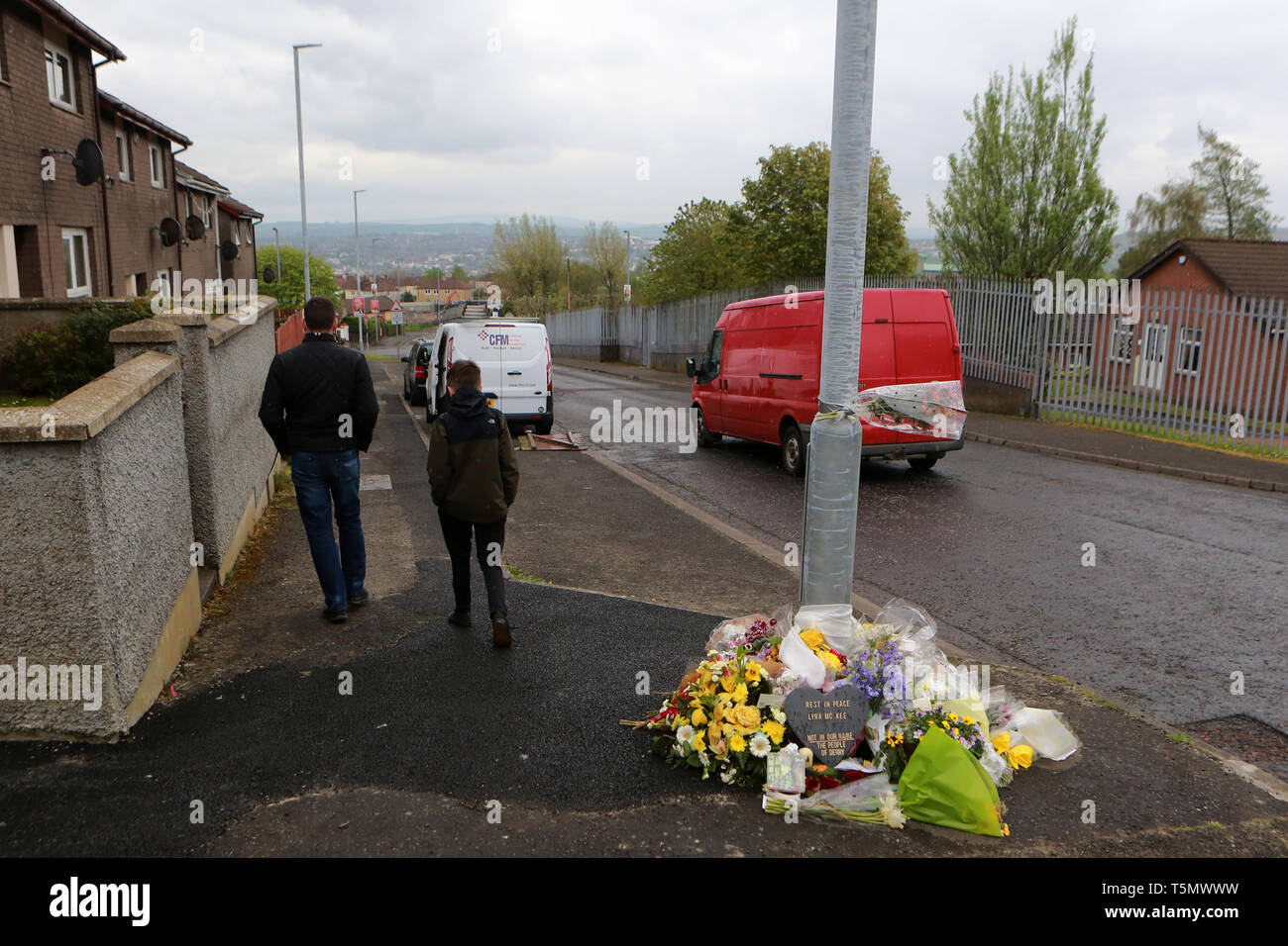 Derry, County Londonderry, Irlande du Nord, 25 avril, 2019 . Des fleurs en hommage à la journaliste Lyra McKee jeter près de la scène de son tournage le 19 avril 2019, à Londonderry, en Irlande du Nord. Journaliste et auteur Lyra McKee a reçu une balle dans la tête alors que l'observation d'émeutes dans le quartier de Derry Creggan après la police a effectué une descente dans les propriétés dans le parc et zone Galliagh Mulroy dans la nuit du jeudi 18 avril 2019. La nouvelle IRA a admis la responsabilité de l'assassinat du journaliste Lyra McKee. Paul McErlane/Alamy Banque D'Images