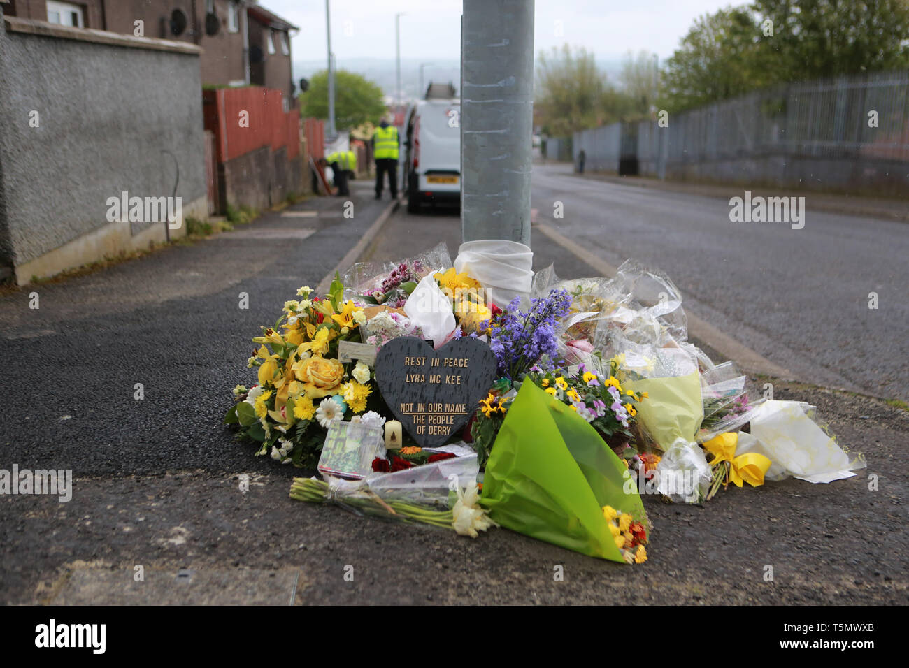 Derry, County Londonderry, Irlande du Nord, 25 avril, 2019 . Des fleurs en hommage à la journaliste Lyra McKee jeter près de la scène de son tournage le 19 avril 2019, à Londonderry, en Irlande du Nord. Journaliste et auteur Lyra McKee a reçu une balle dans la tête alors que l'observation d'émeutes dans le quartier de Derry Creggan après la police a effectué une descente dans les propriétés dans le parc et zone Galliagh Mulroy dans la nuit du jeudi 18 avril 2019. La nouvelle IRA a admis la responsabilité de l'assassinat du journaliste Lyra McKee. Paul McErlane/Alamy Banque D'Images