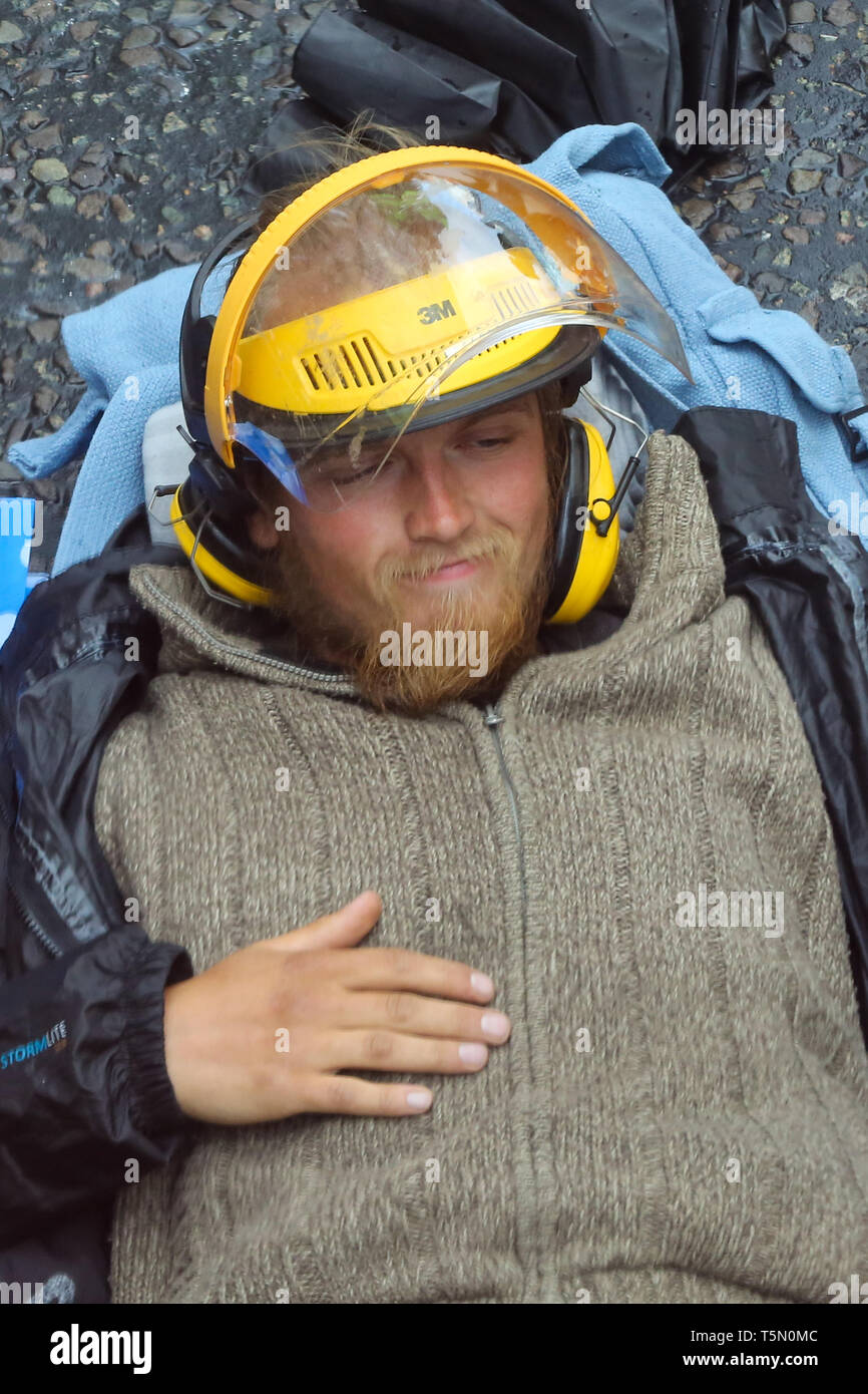 Un des activistes du mouvement de rébellion d'Extinction Groupe est vu couché sur la rue pendant la manifestation. Le onzième jour de la protestation en cours exigeant une action décisive du gouvernement britannique sur la crise de l'environnement. Banque D'Images