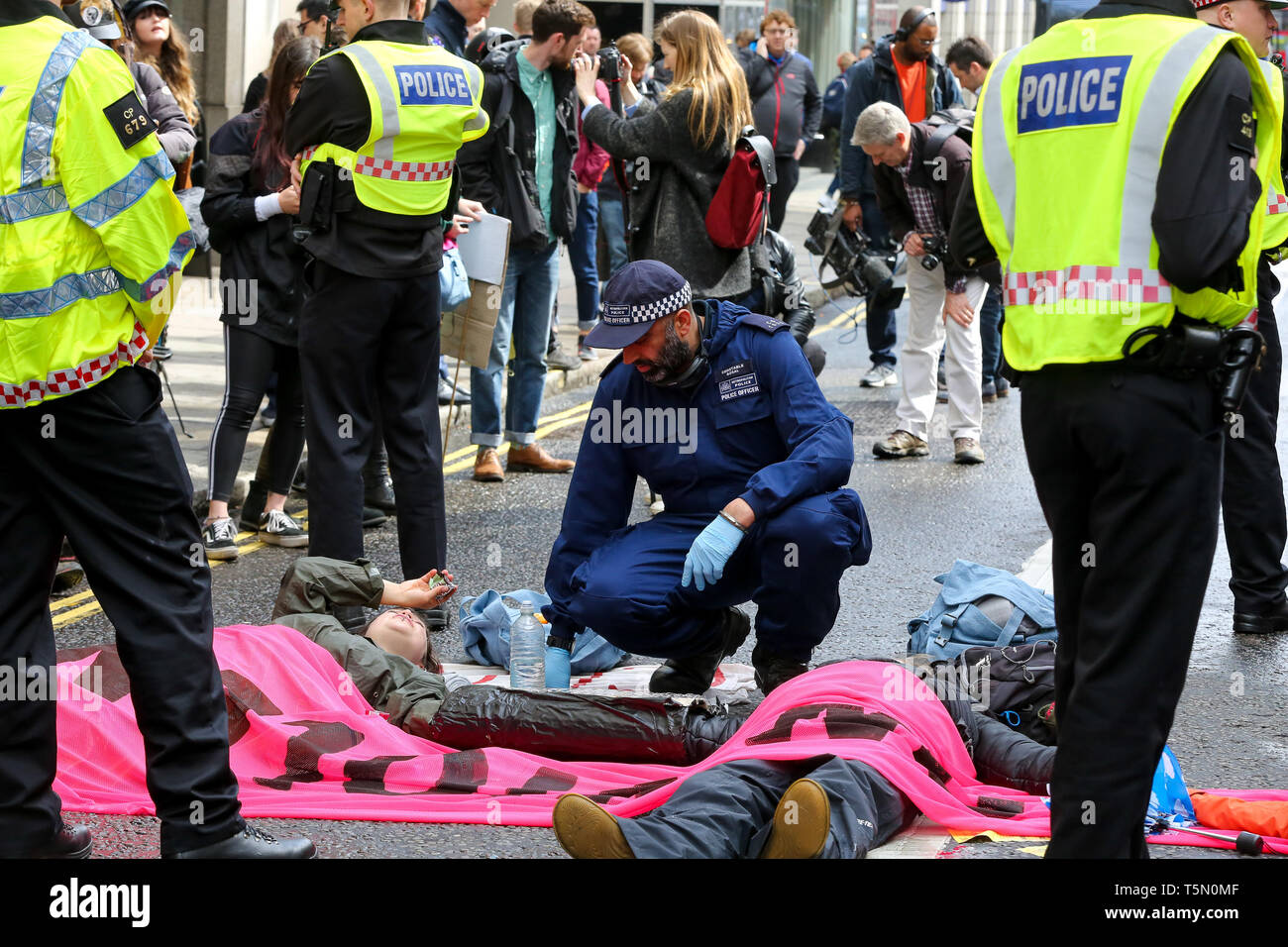 Les militants de l'Extinction du mouvement de rébellion groupe sont vus collés ensemble au cours de la protestation. Le onzième jour de la protestation en cours exigeant une action décisive du gouvernement britannique sur la crise de l'environnement. Banque D'Images