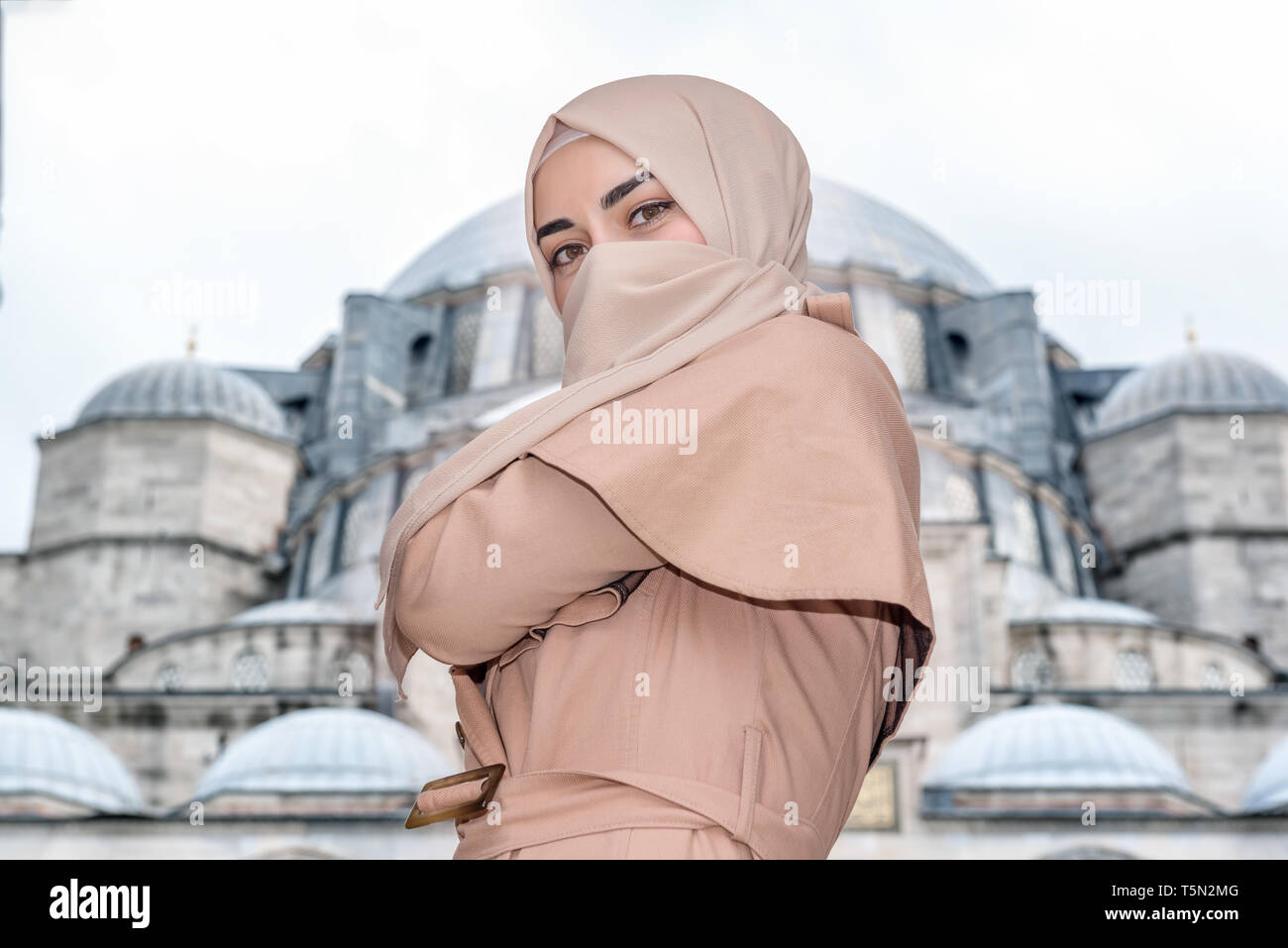 Belle femme musulmane en foulard à la mode et les vêtements à la mode  moderne couvre son visage avec foulard avec mosquée à background.femmes  musulmanes modernes FRV Photo Stock - Alamy