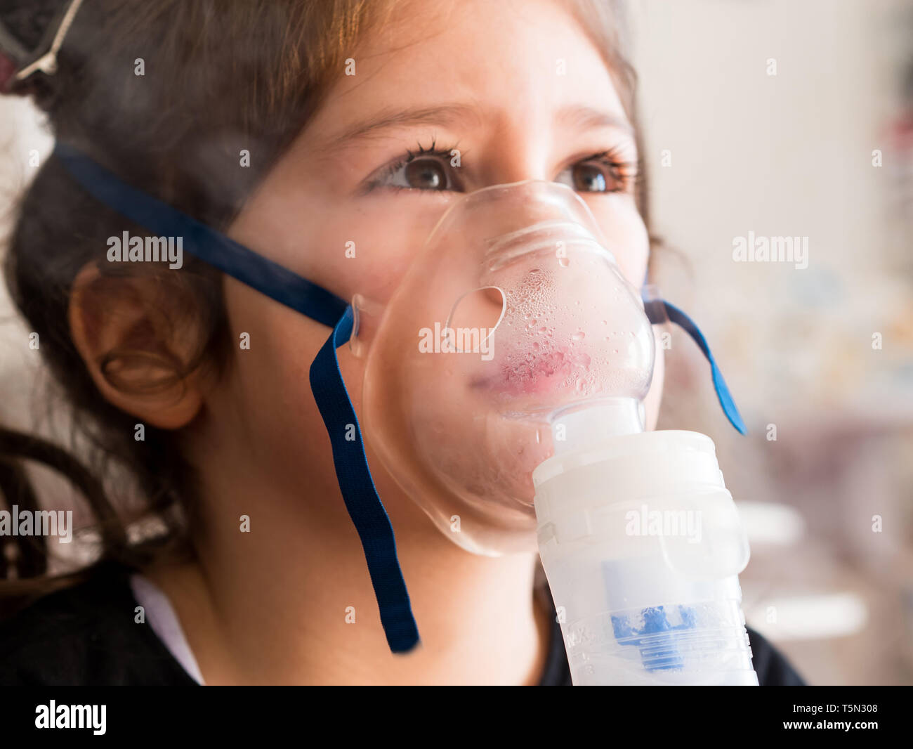 L'inhalation de fille petit mignon avec masque à oxygène, Close up Banque D'Images