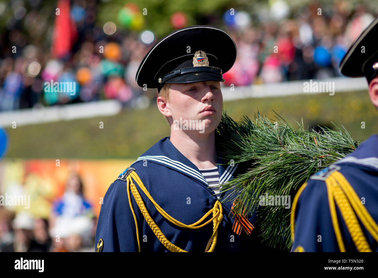 La Russie, Nakhodka, 05/09/2017. Portrait de jeune marin militaire en uniforme de parade au défilé annuel de mars sur le jour de la victoire le 9 mai. Victoire de l'URSS sur Banque D'Images