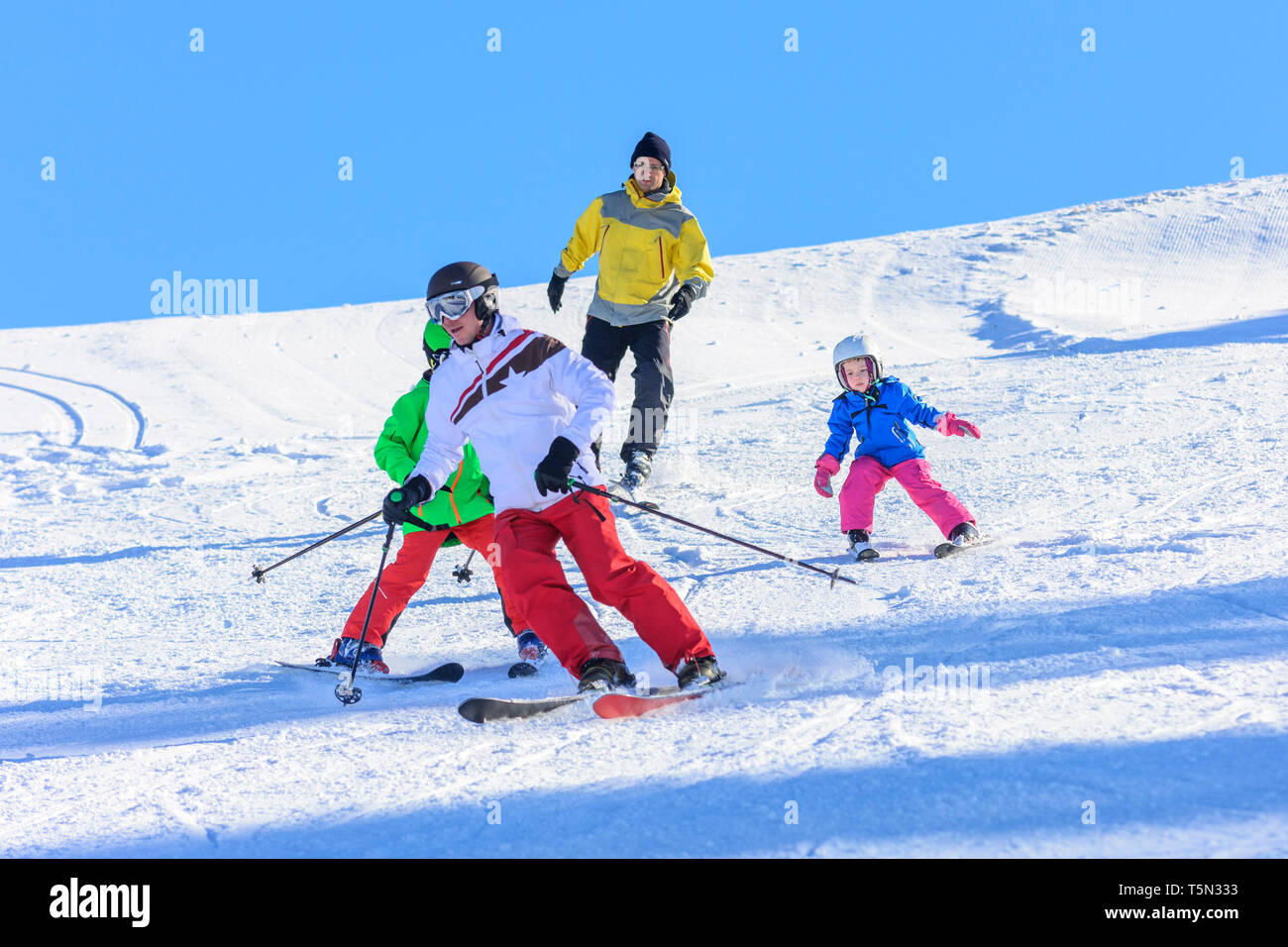 Le ski avec les enfants sur la journée d'hiver ensoleillée Banque D'Images
