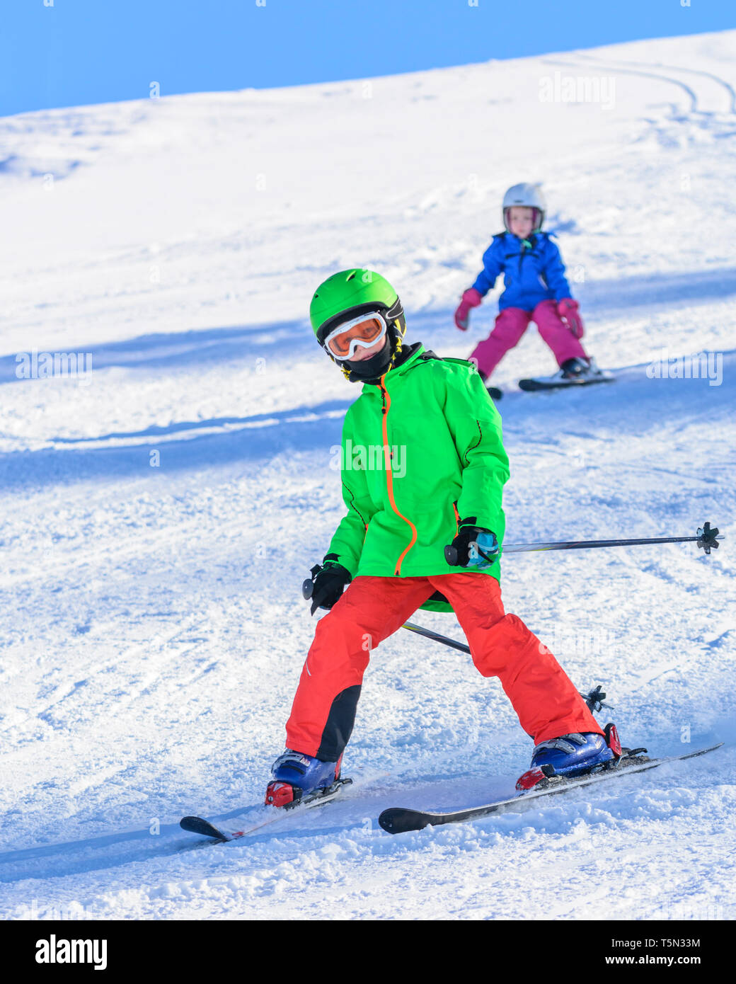 Ski alpin à pente préparé parfait Banque D'Images