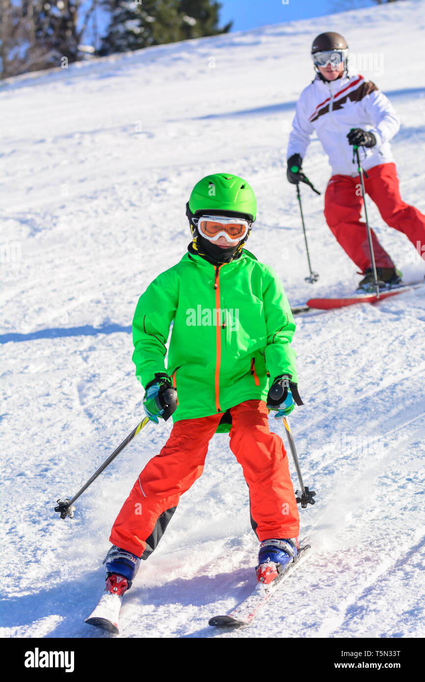 Ski alpin à pente préparé parfait Banque D'Images