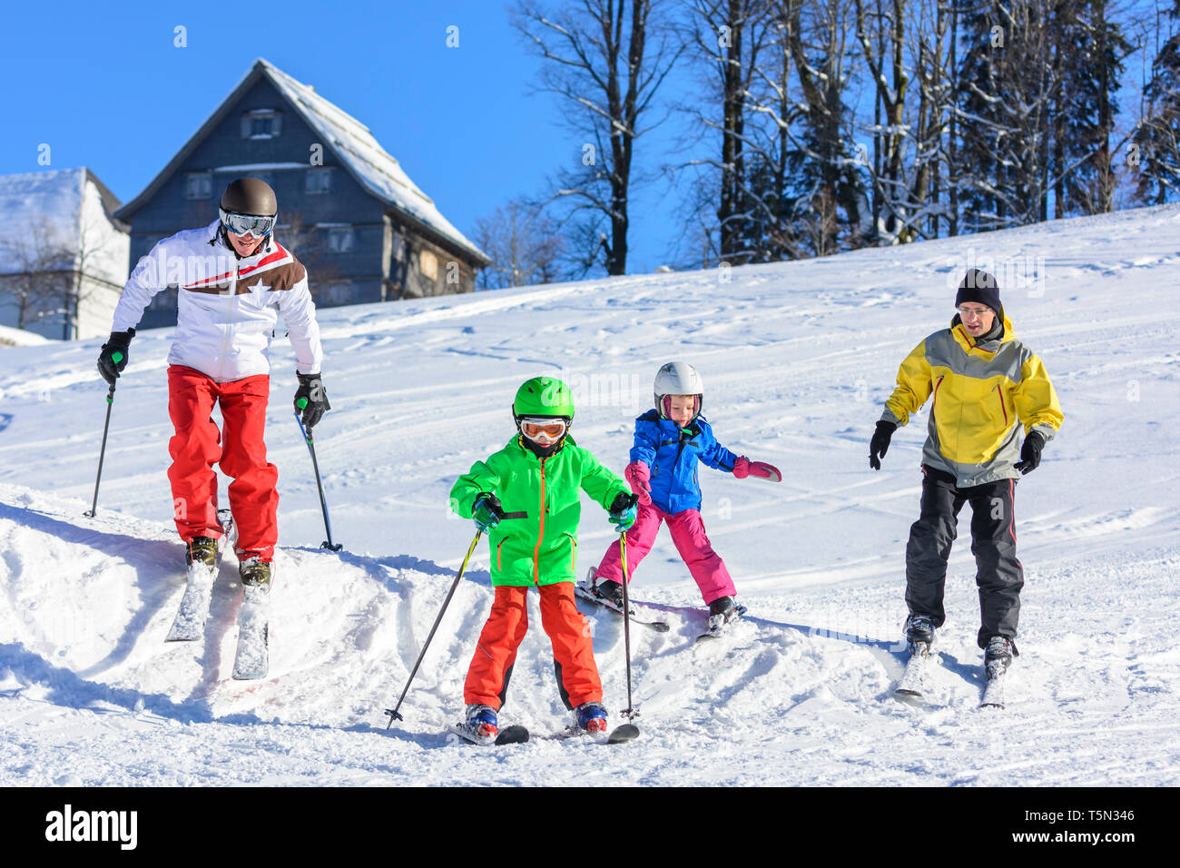 Le ski avec les enfants sur la journée d'hiver ensoleillée Banque D'Images