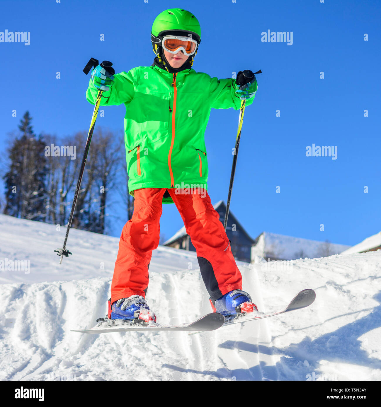 Peu courageux skieurs alpins de la pente Banque D'Images