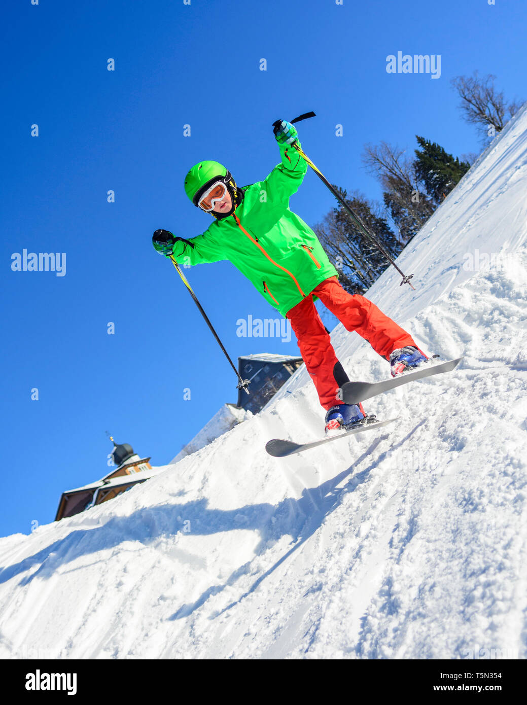 Peu courageux skieurs alpins de la pente Banque D'Images