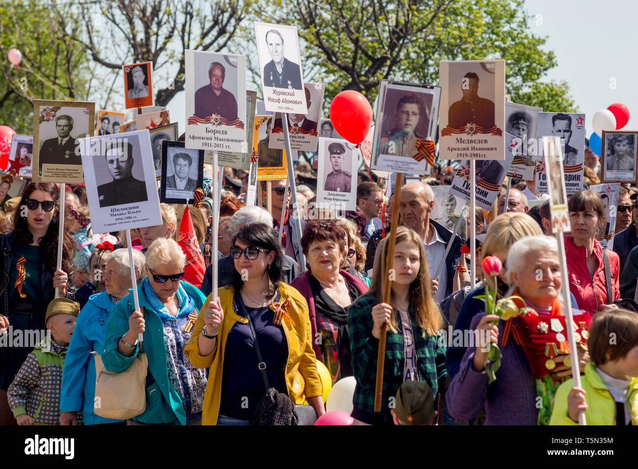 La Russie, Nakhodka, 05/09/2017. Événement annuel, le jour de la Victoire sur Régiment Immortel (le 9 mai). Les gens détiennent des portraits de famille, les soldats de la Première Guerre mondiale 2 et G Banque D'Images