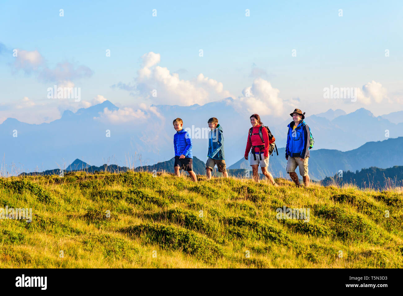 Randonnée familiale active dans la région de haute montagne dans les Alpes autrichiennes Banque D'Images