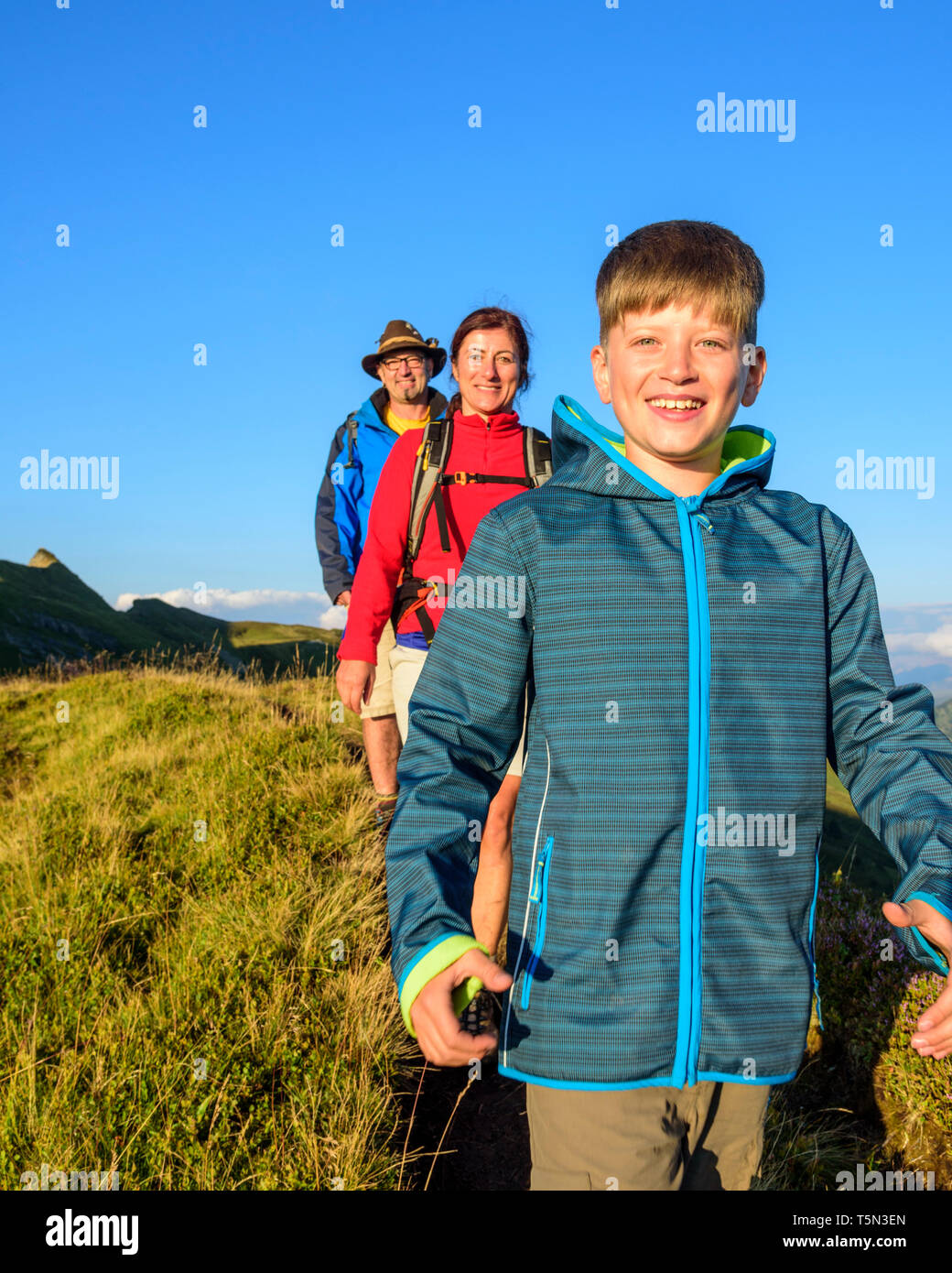 Randonnée familiale active dans la région de haute montagne dans les Alpes autrichiennes Banque D'Images