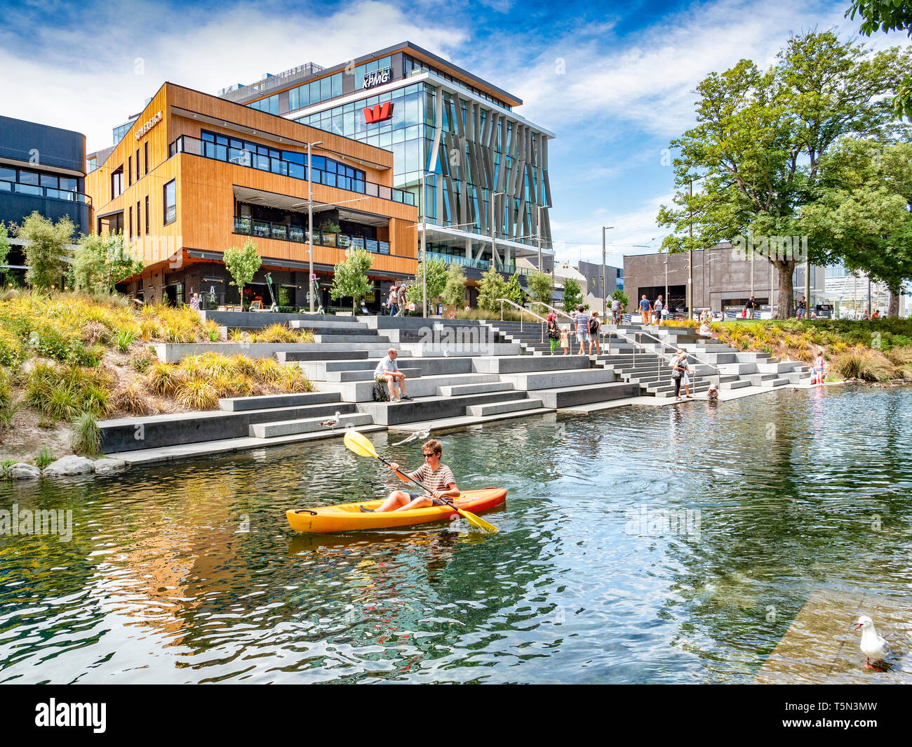 3 Janvier 2019 : Christchurch, Nouvelle-Zélande - Un homme dans un kayak passe devant la terrasse, un complexe de loisirs récemment construit sur les rives de la... Banque D'Images