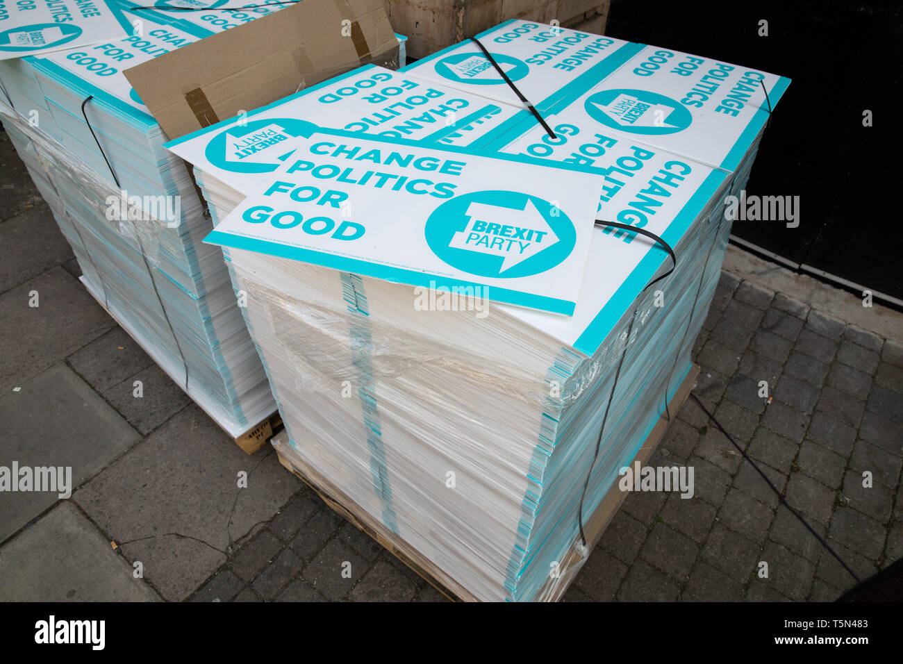 Des pancartes à l'extérieur de la partie Brexit manifestation tenue à l'Albert Hall Conference Centre, Nottingham. Nigel Farage rejoint par Annunziata Rees-Mogg, Richard. Banque D'Images