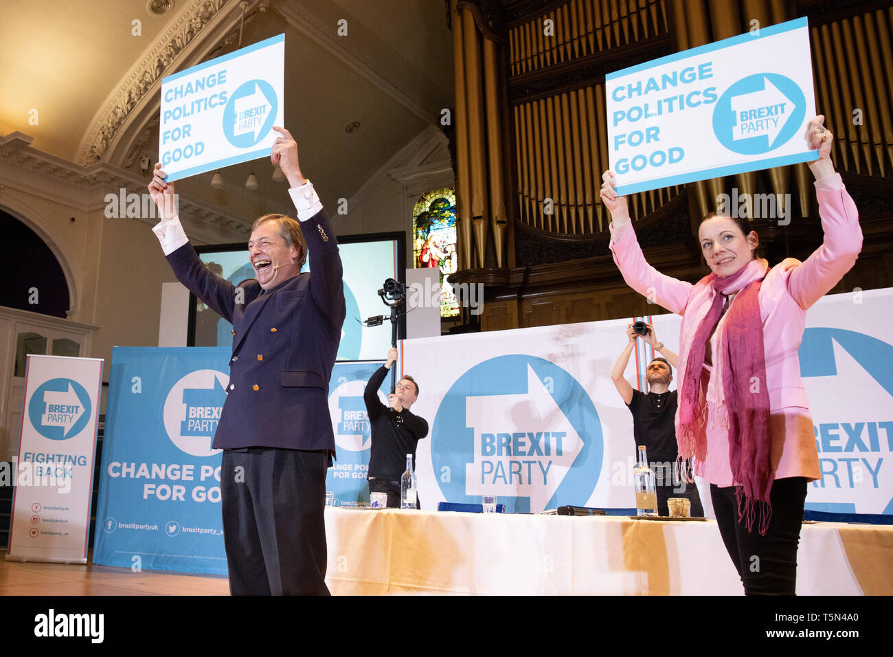 Brexit Partie manifestation tenue à l'Albert Hall Conference Centre, Nottingham. Nigel Farage rejoint par Annunziata Rees-Mogg, Richard. Banque D'Images