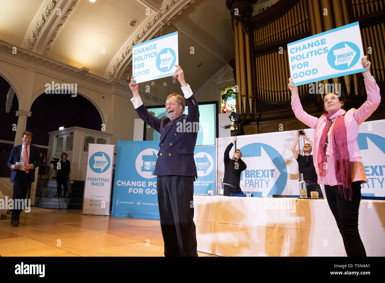 Brexit Partie manifestation tenue à l'Albert Hall Conference Centre, Nottingham. Nigel Farage rejoint par Annunziata Rees-Mogg, Richard. Banque D'Images