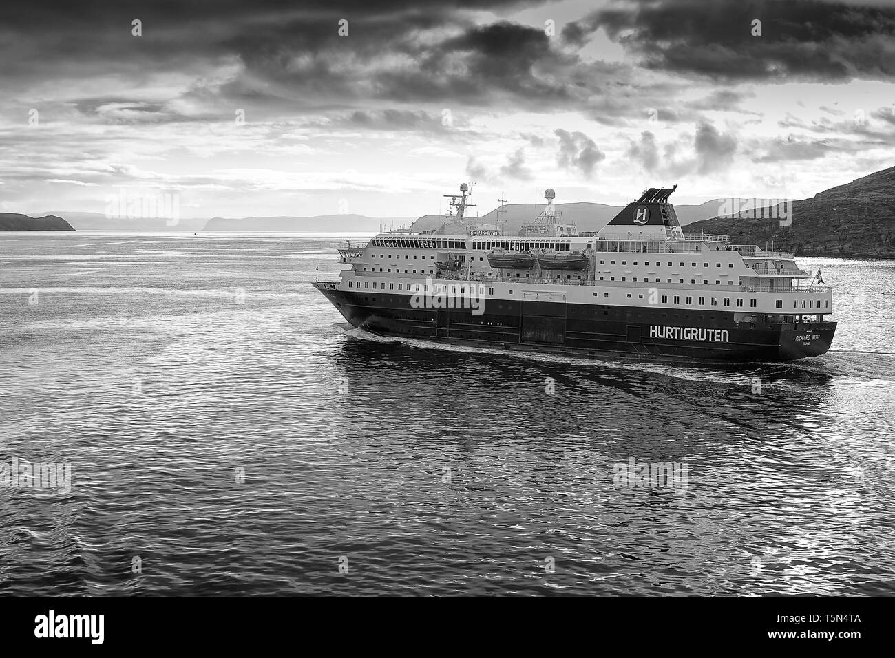 Moody photo noir et blanc du ferry norvégien Hurtigruten, MS Richard avec, départ de Havøysund, navigation vers le sud. Norvège. Banque D'Images Moody photo noir et blanc du ferry norvégien Hurtigruten, MS Richard avec, départ de Havøysund, navigation vers le sud. Norvège. Banque D'Images