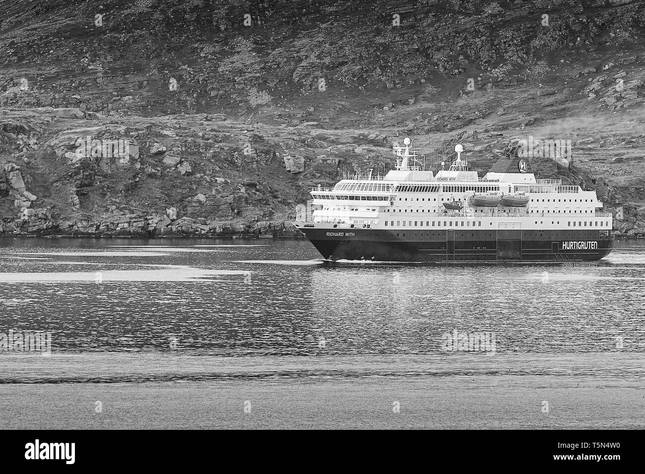 Photo en noir et blanc du ferry norvégien Hurtigruten, MS Richard avec, au départ de Havøysund, naviguant vers le sud en Norvège. Banque D'Images Photo en noir et blanc du ferry norvégien Hurtigruten, MS Richard avec, au départ de Havøysund, naviguant vers le sud en Norvège. Banque D'Images