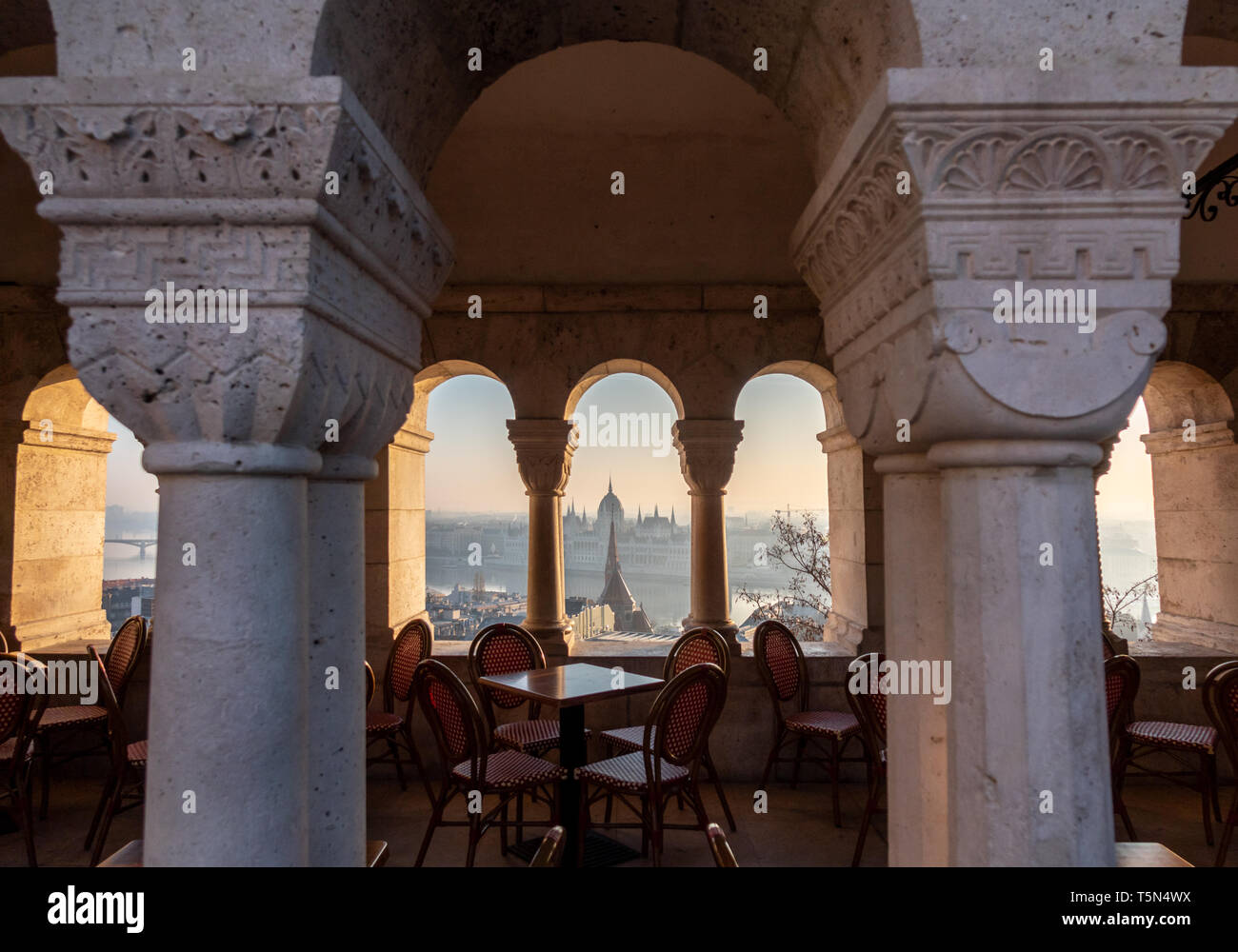 Le Parlement de Budapest, vue à travers le Bastion des Pêcheurs Banque D'Images