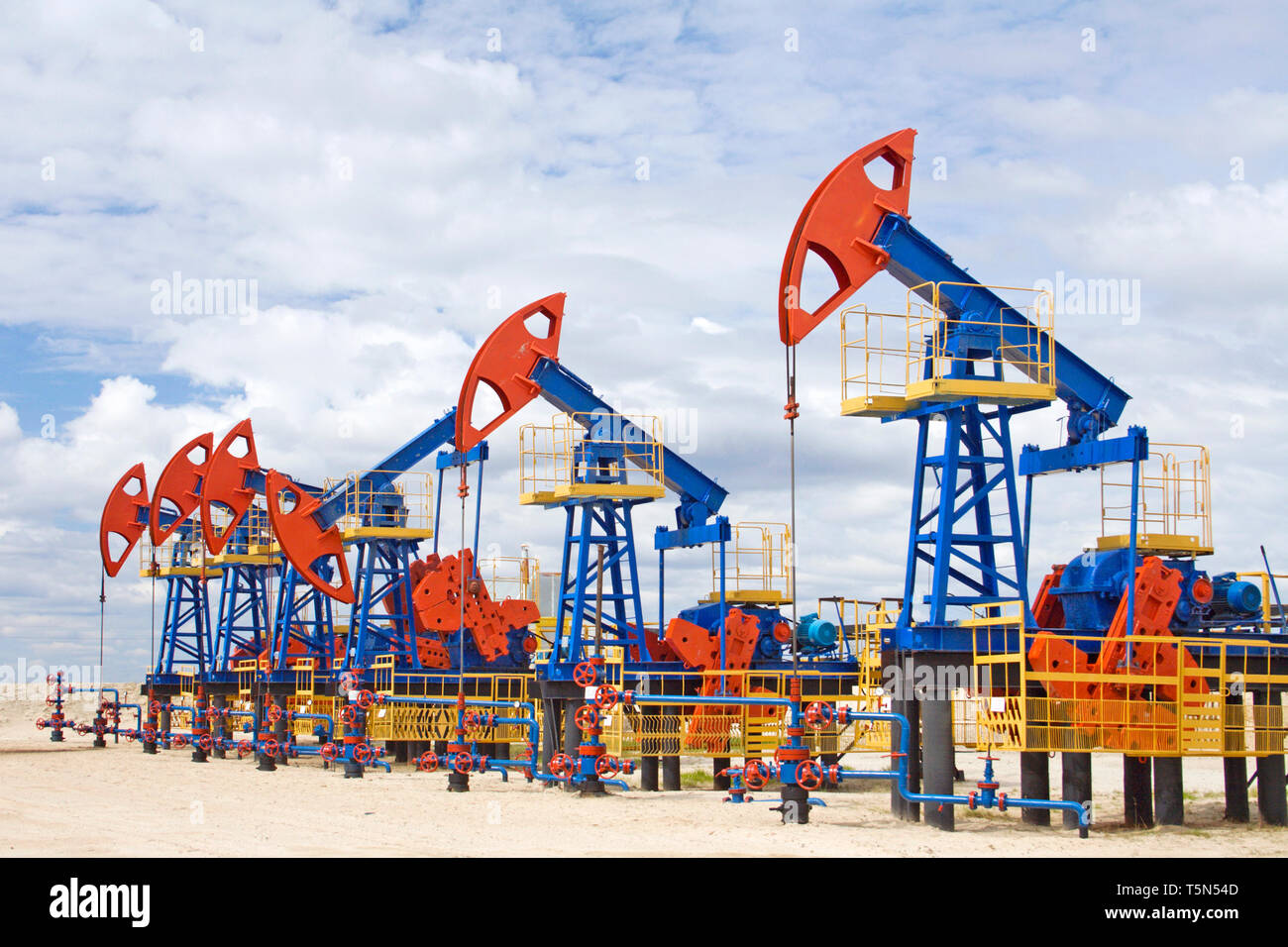 L'industrie du pétrole et du gaz. Pompes à huile dans la région de desert Banque D'Images