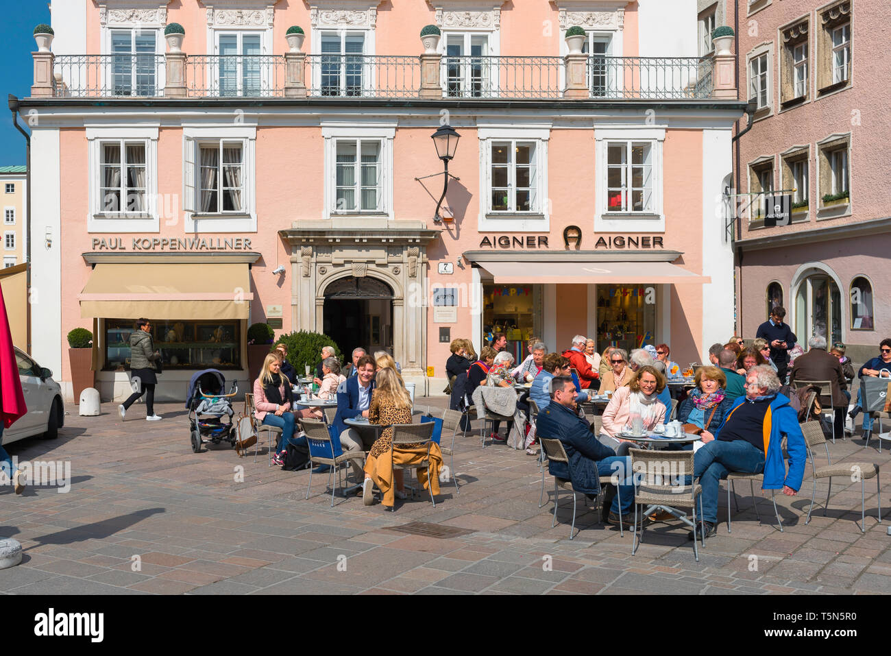 La vieille ville de Salzbourg, l'avis de gens assis sur une terrasse de  café à Alter Markt de la vieille ville (Altstadt) de Salzbourg, en Autriche  Photo Stock - Alamy