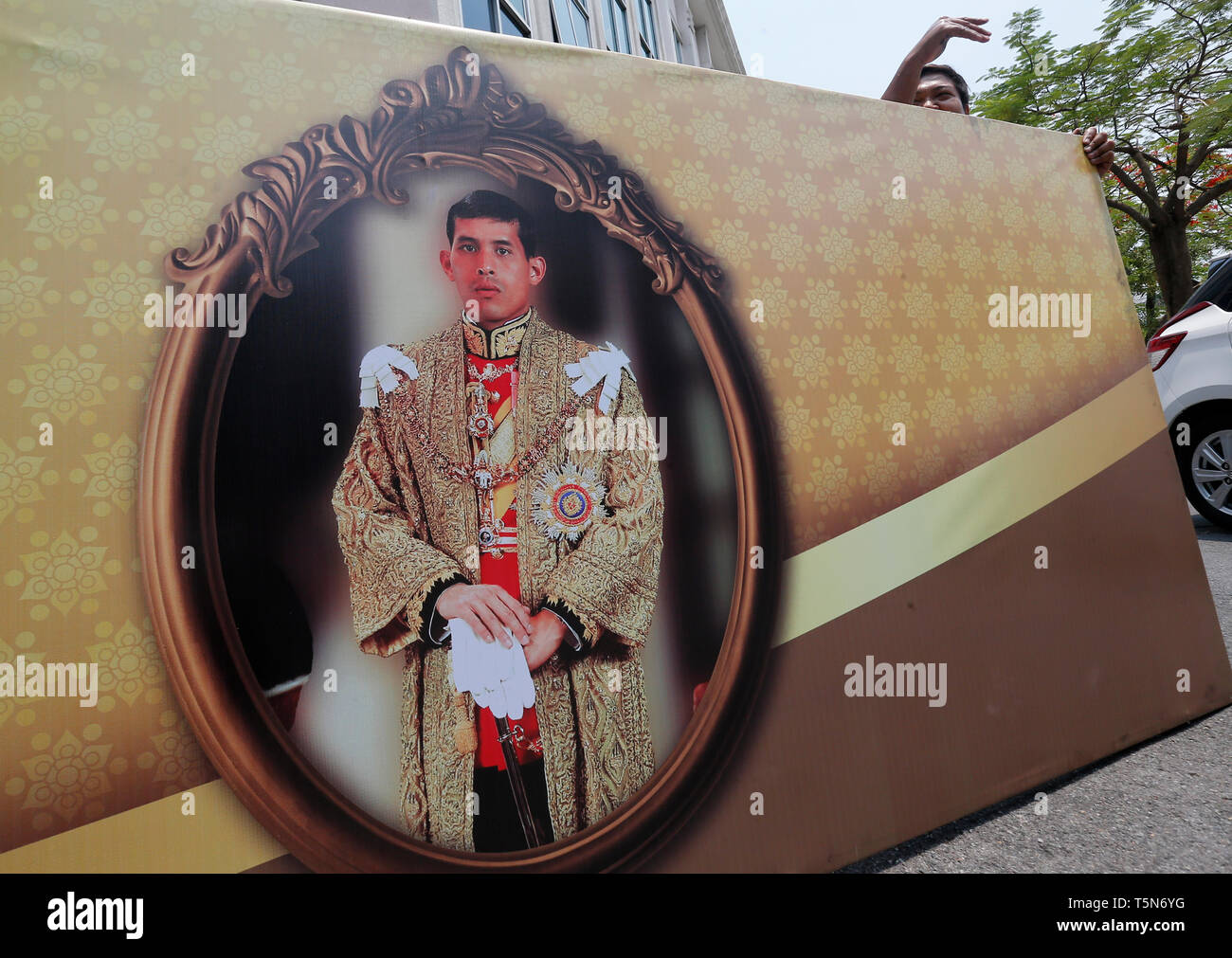 Un travailleur vu porter un portrait du roi de Thaïlande, Maha Vajiralongkorn Bodindradebayavarangkun (Rama X) avant le couronnement royal à Bangkok. Banque D'Images