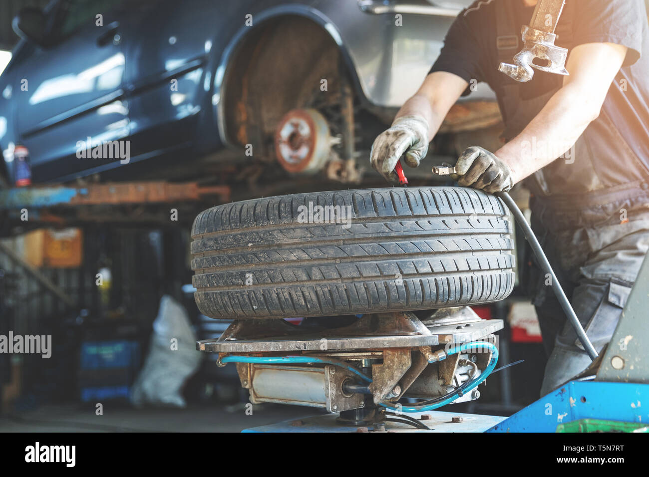 Fixation mécanique au service de réparation des pneus de voiture Banque D'Images