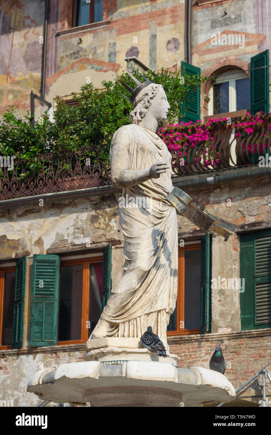 Fontaine de Madonna Verona Piazza delle Erbe de Vérone. Italie Banque D'Images