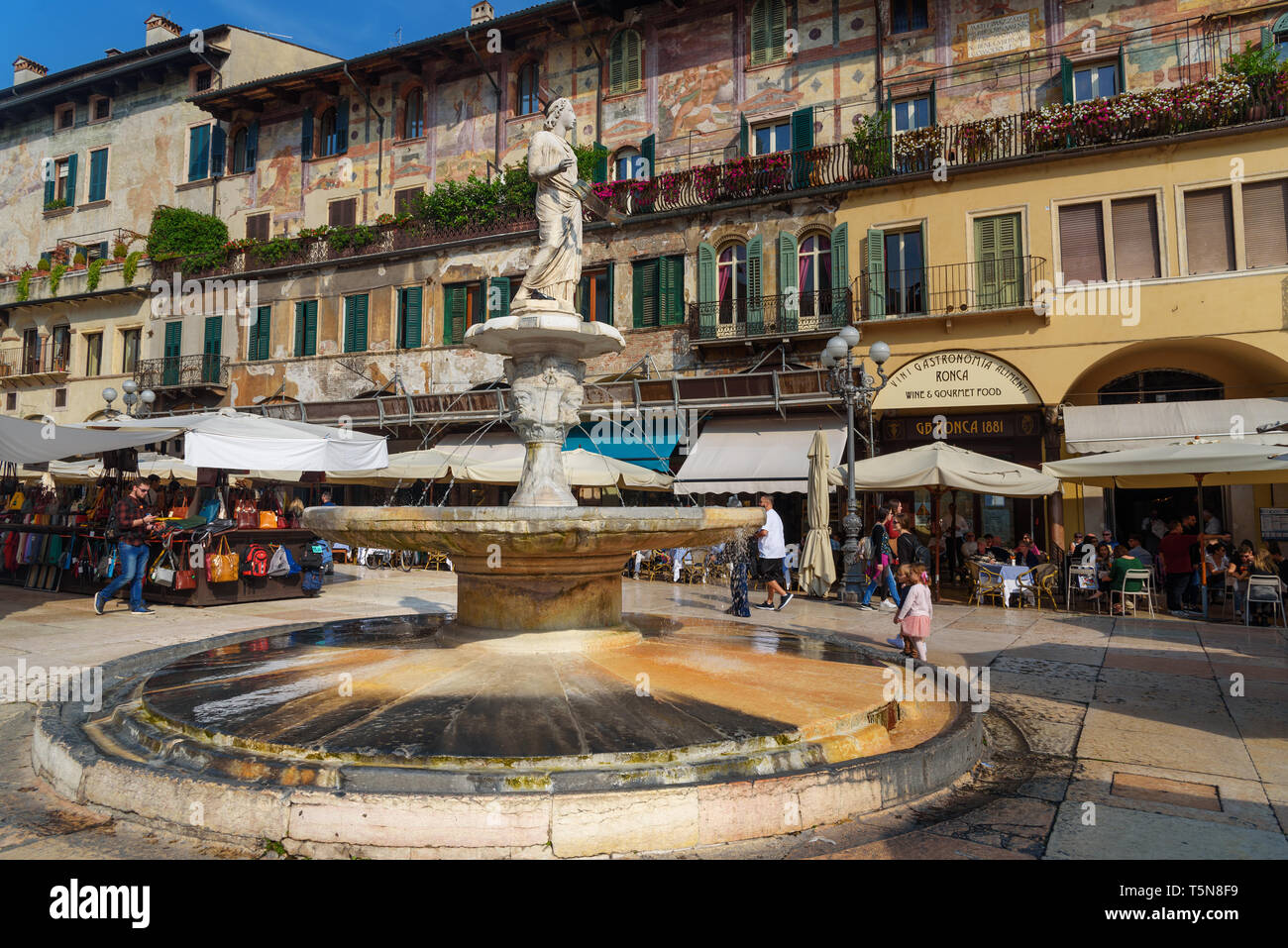 Vérone, Italie - 20 octobre 2018 : Fontaine de Madonna Verona Piazza delle Erbe Banque D'Images