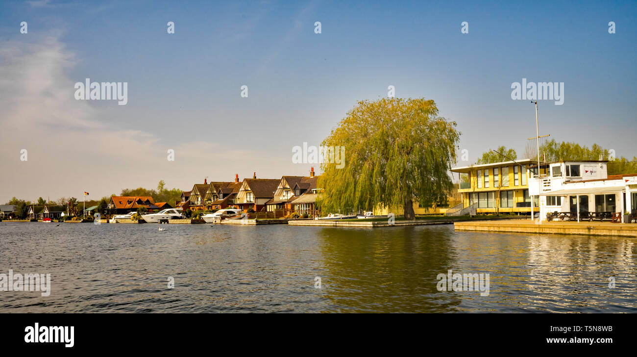 Une rangée de riverside holiday lets avec luxueux front de fleuve et une vue imprenable sur la rivière Bure dans le village de Horning, Norfolk. Les propriétés Banque D'Images