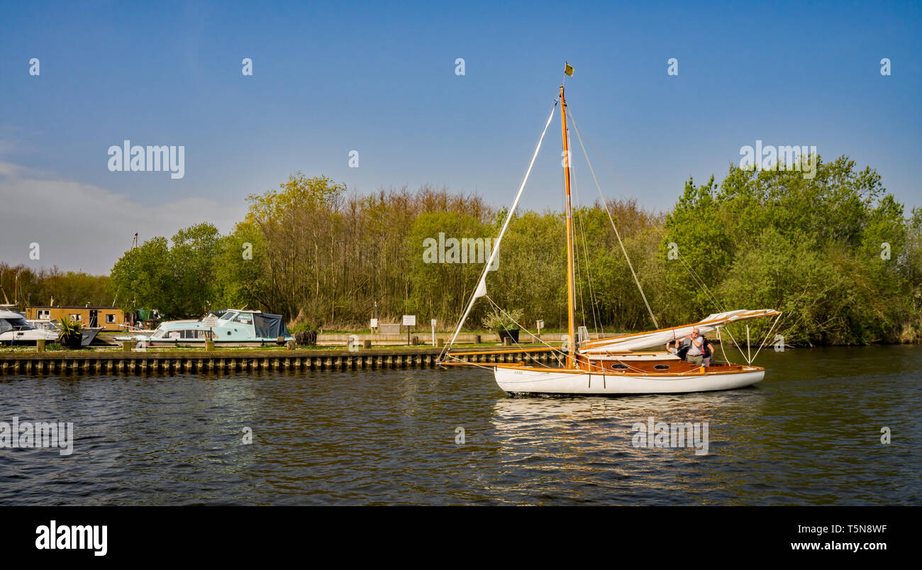 Un traditionnel en Norfolk Broads cruiser navigation dans la rivière Bure dans Horning. À l'origine, ces bateaux n'aurait pas un moteur et n'utilisez qu'une t Banque D'Images
