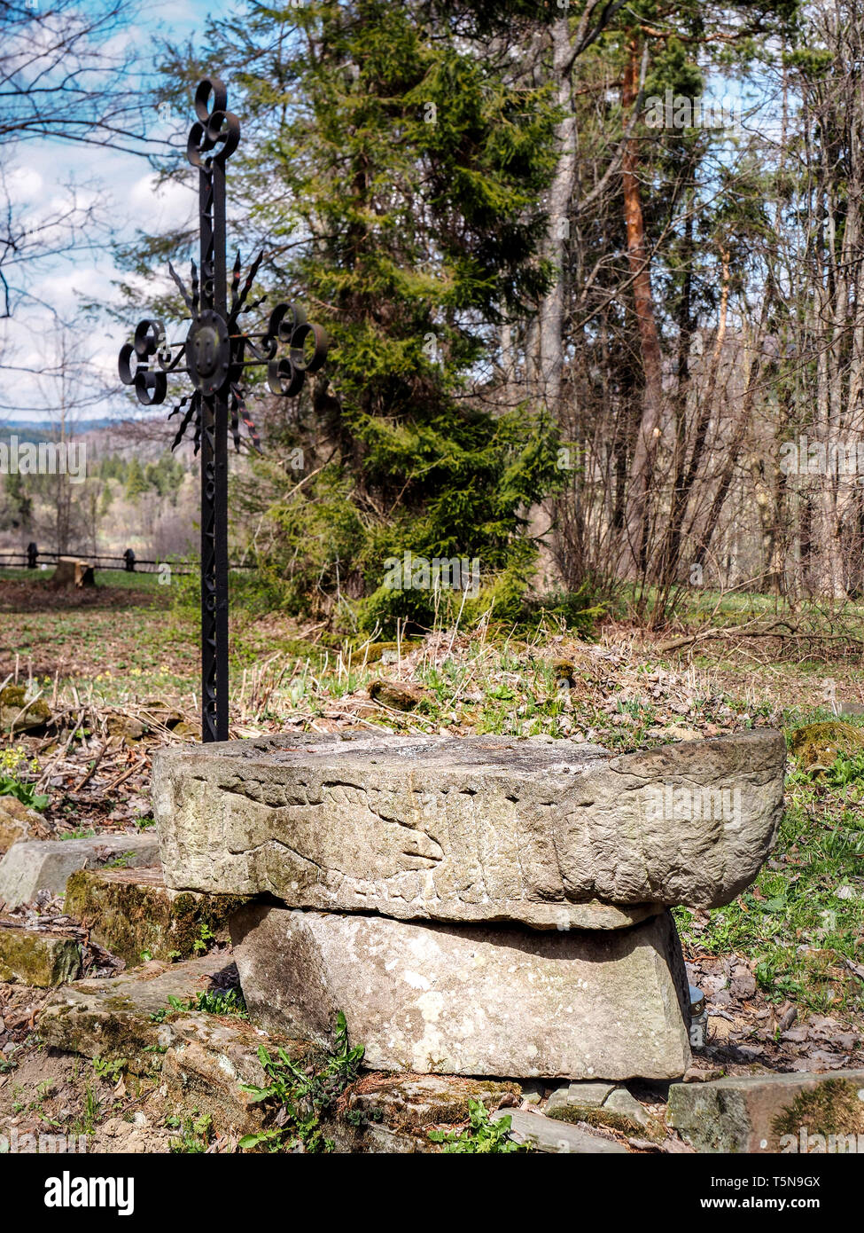 Des vestiges de l'église orthodoxe - pierre avec un dessin de poisson et de cimetière à Beniowa, village du comté de Bieszczady, Pologne, près de la frontière de l'Ukraine Banque D'Images Des vestiges de l'église orthodoxe - pierre avec un dessin de poisson et de cimetière à Beniowa, village du comté de Bieszczady, Pologne, près de la frontière de l'Ukraine Banque D'Images