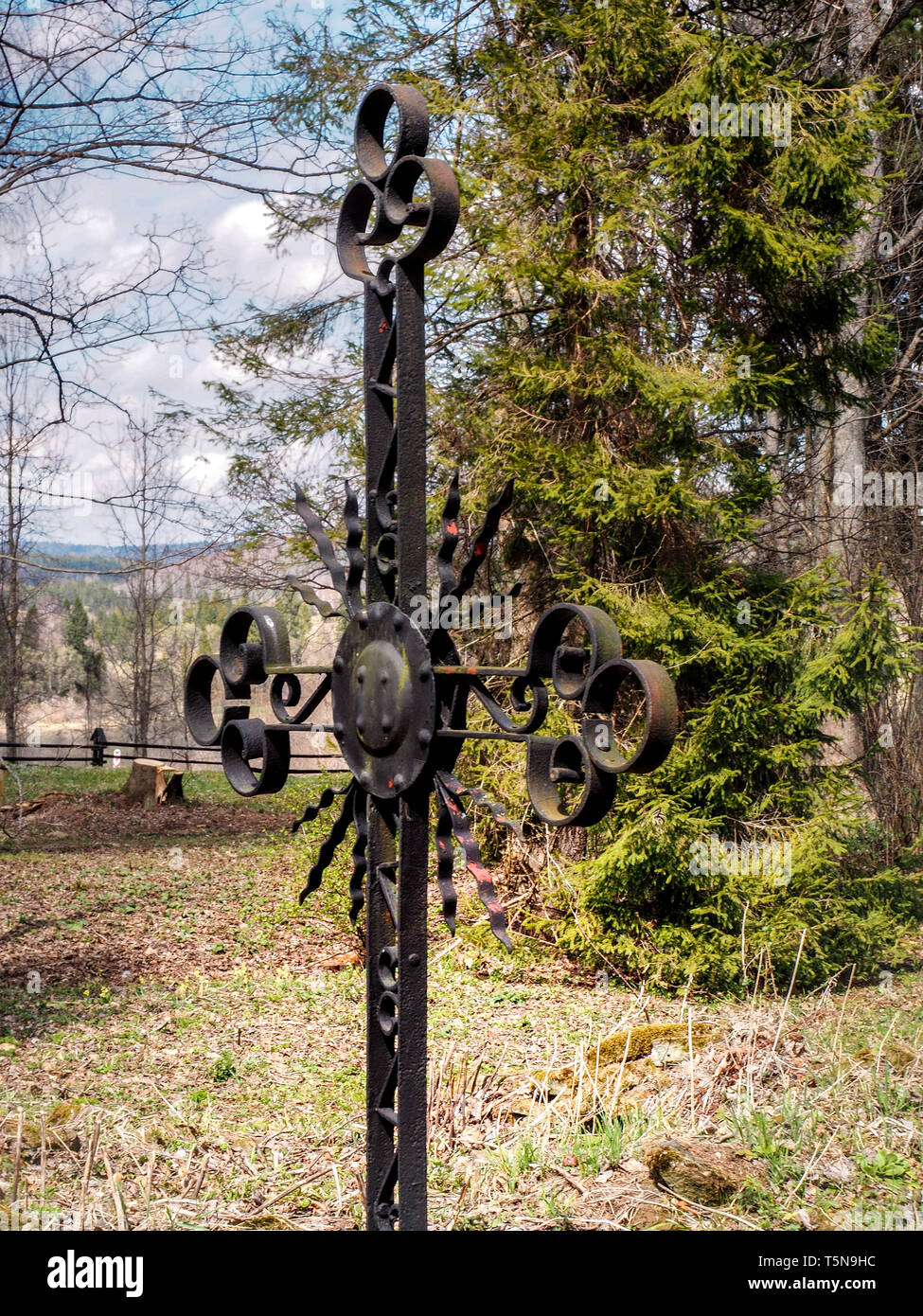 Détails des crucifix en laiton traverse dans le vieux cimetière oublié de Beniowa village de Bieszczady, Pologne, près de la frontière avec l'Ukraine. Banque D'Images Détails des crucifix en laiton traverse dans le vieux cimetière oublié de Beniowa village de Bieszczady, Pologne, près de la frontière avec l'Ukraine. Banque D'Images
