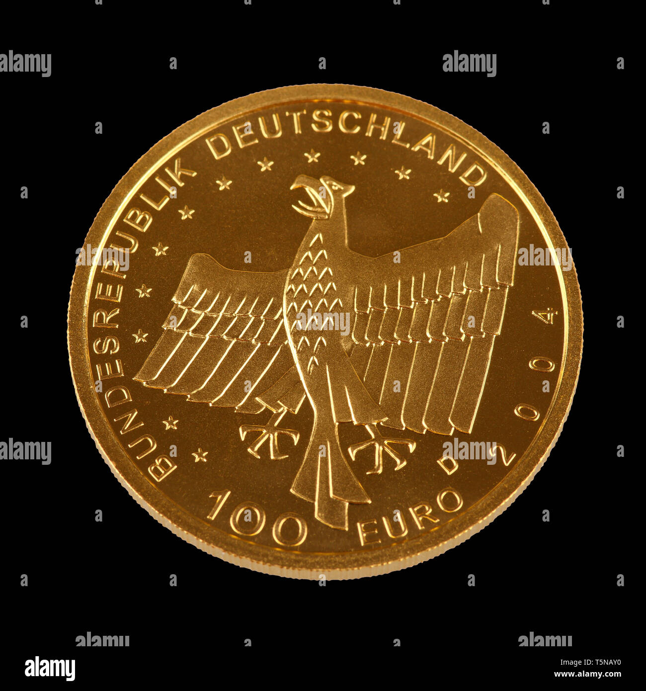 Un hundret Euro pièce d'or de l'Allemagne - isolé sur un fond noir Banque D'Images