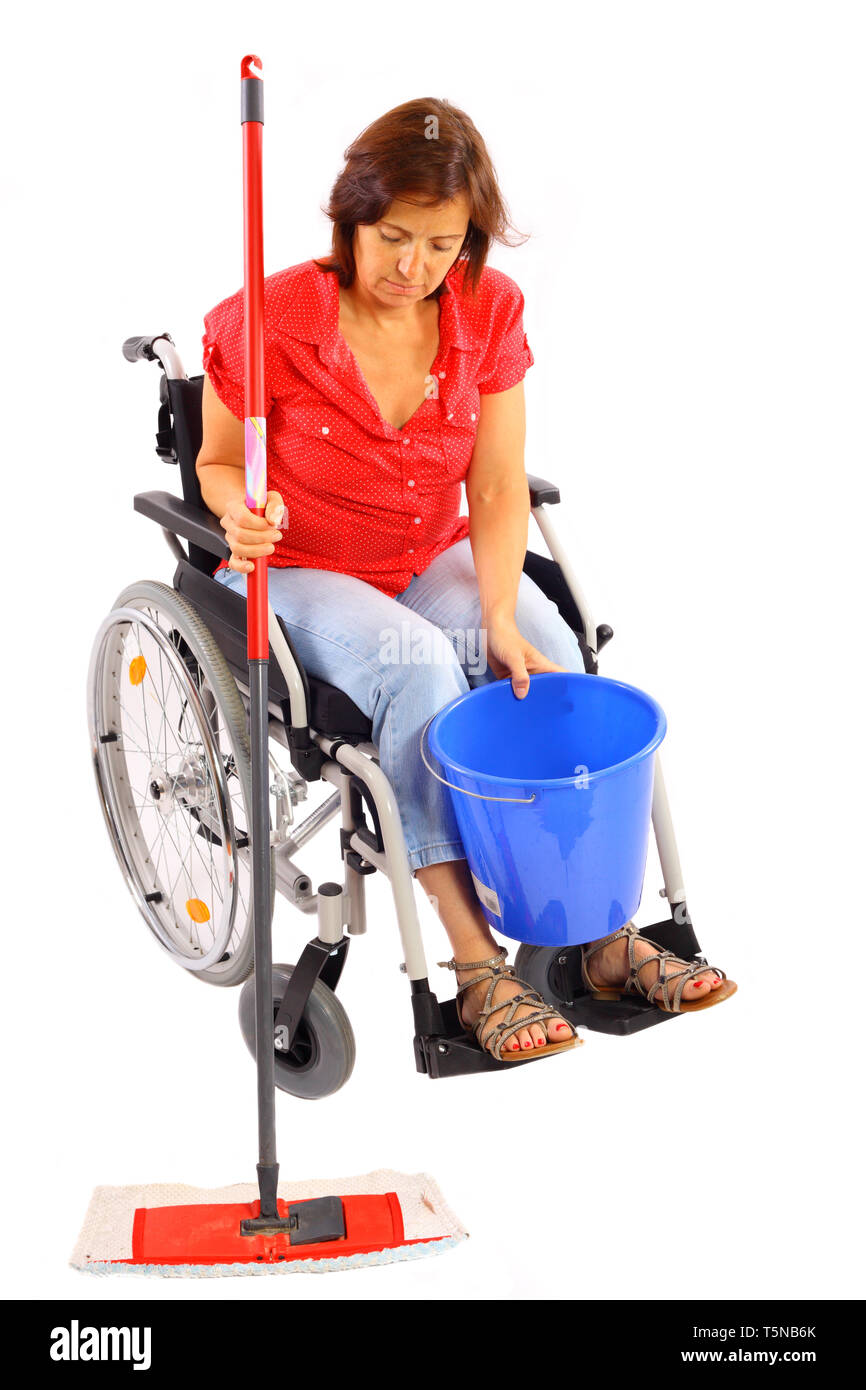 Femme handicapée à effectuer des travaux ménagers - isolé sur fond blanc Banque D'Images