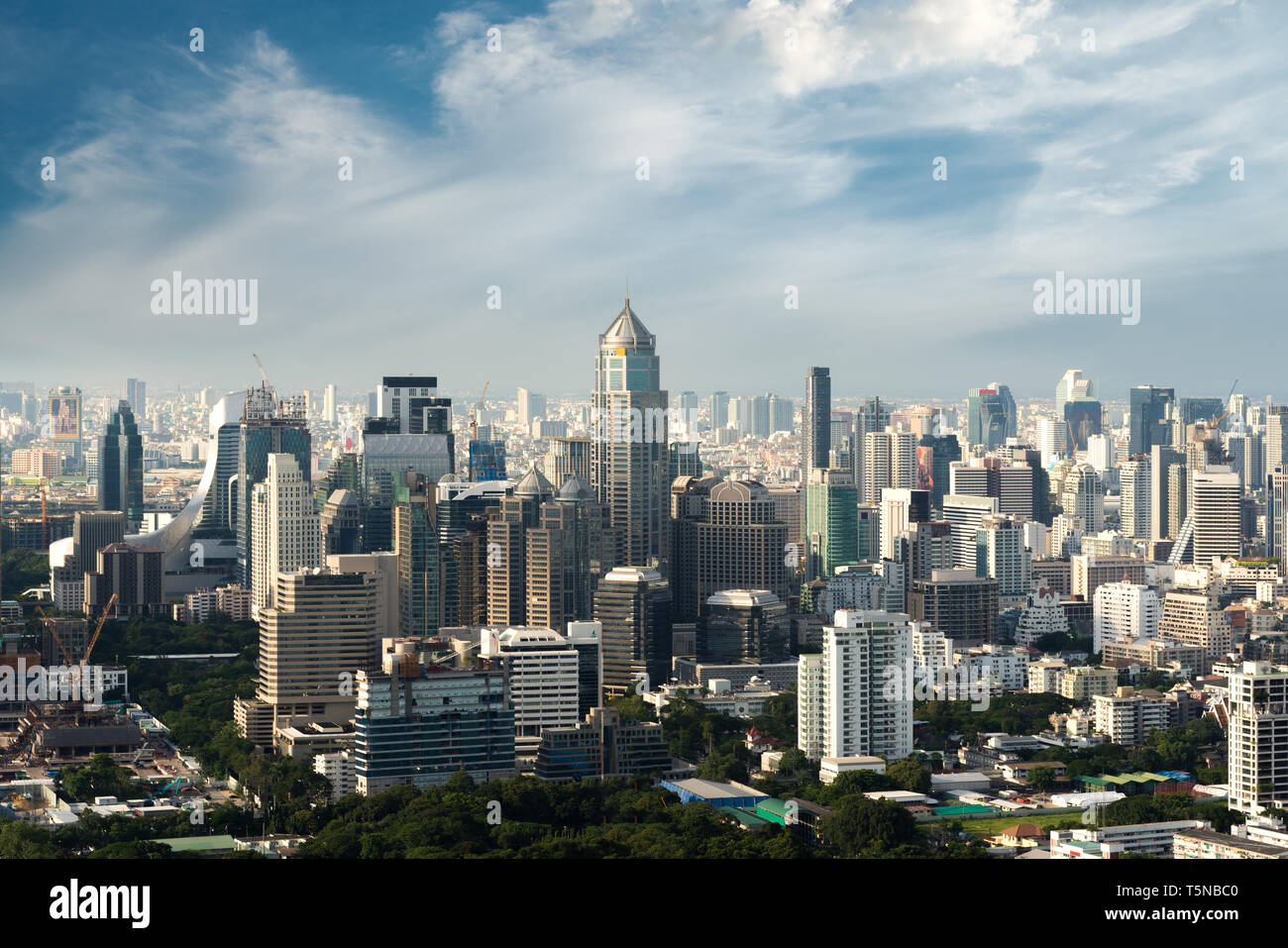 Immeuble moderne dans le quartier des affaires de Bangkok à Bangkok, Thailande avec city skyline. Banque D'Images