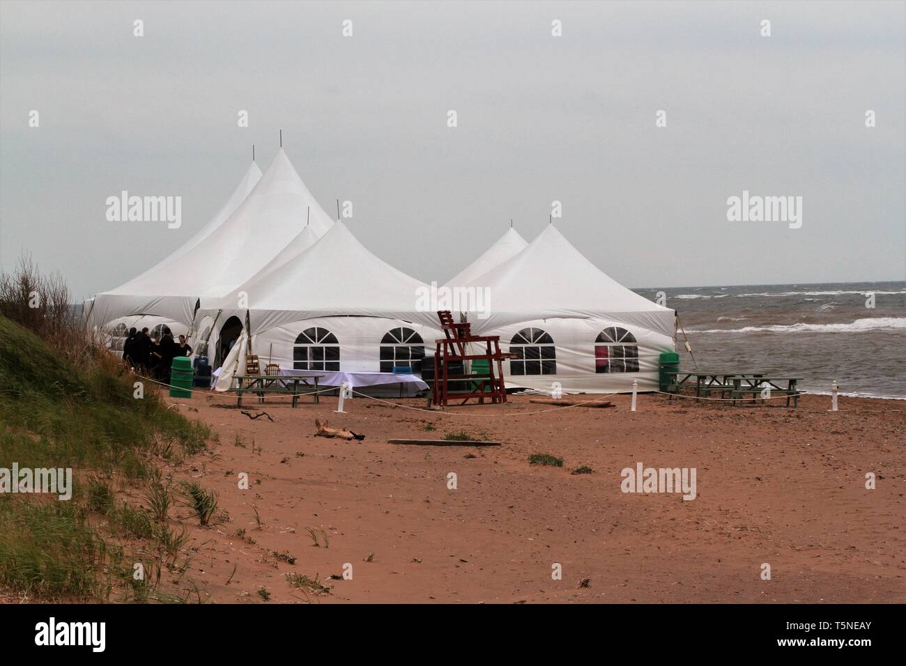 Tentes rondes sur une plage de l'Île du Prince Édouard Banque D'Images