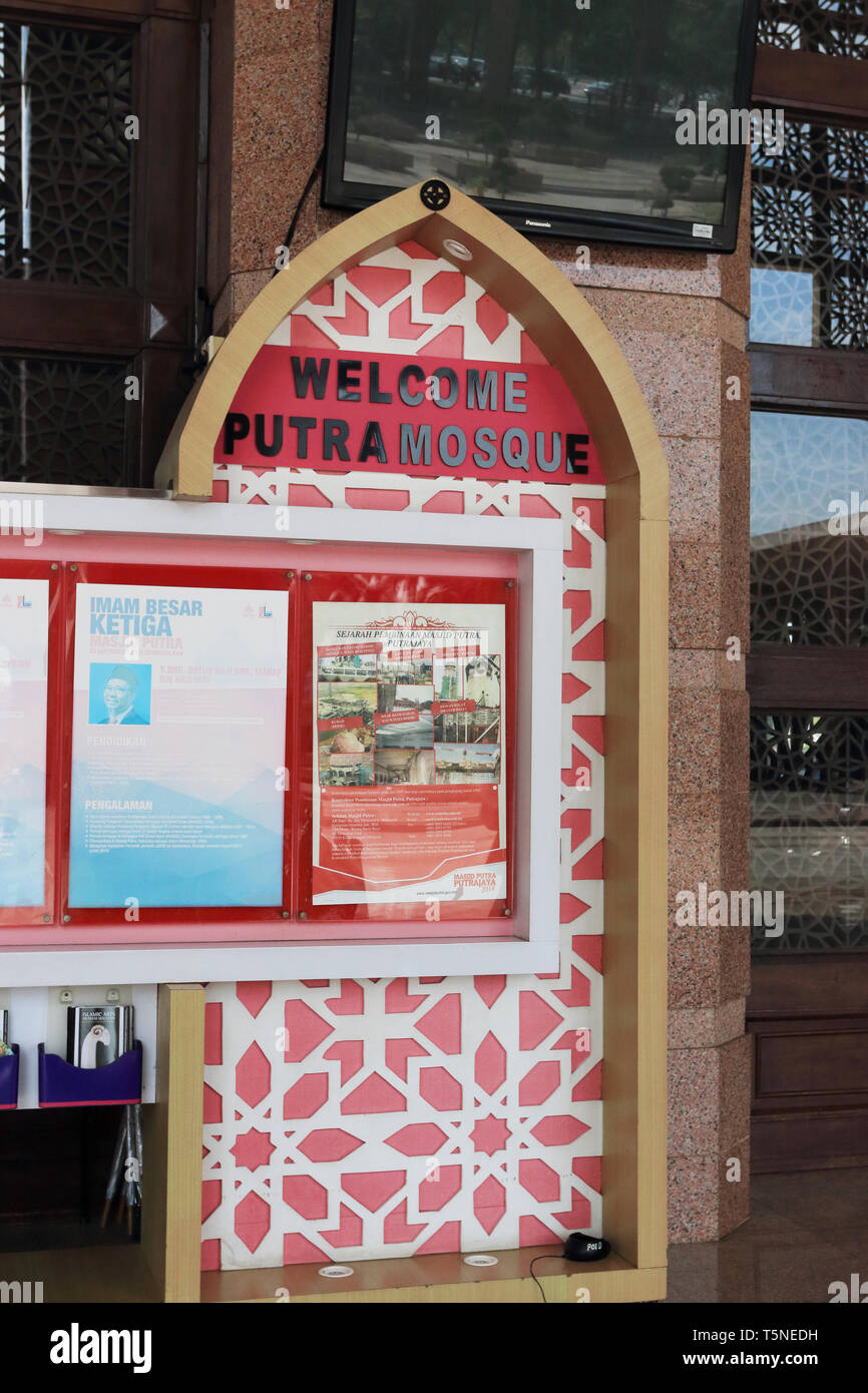 Masjid Putra ou Mosquée Putra notice board à Putrajaya Malaisie Banque D'Images
