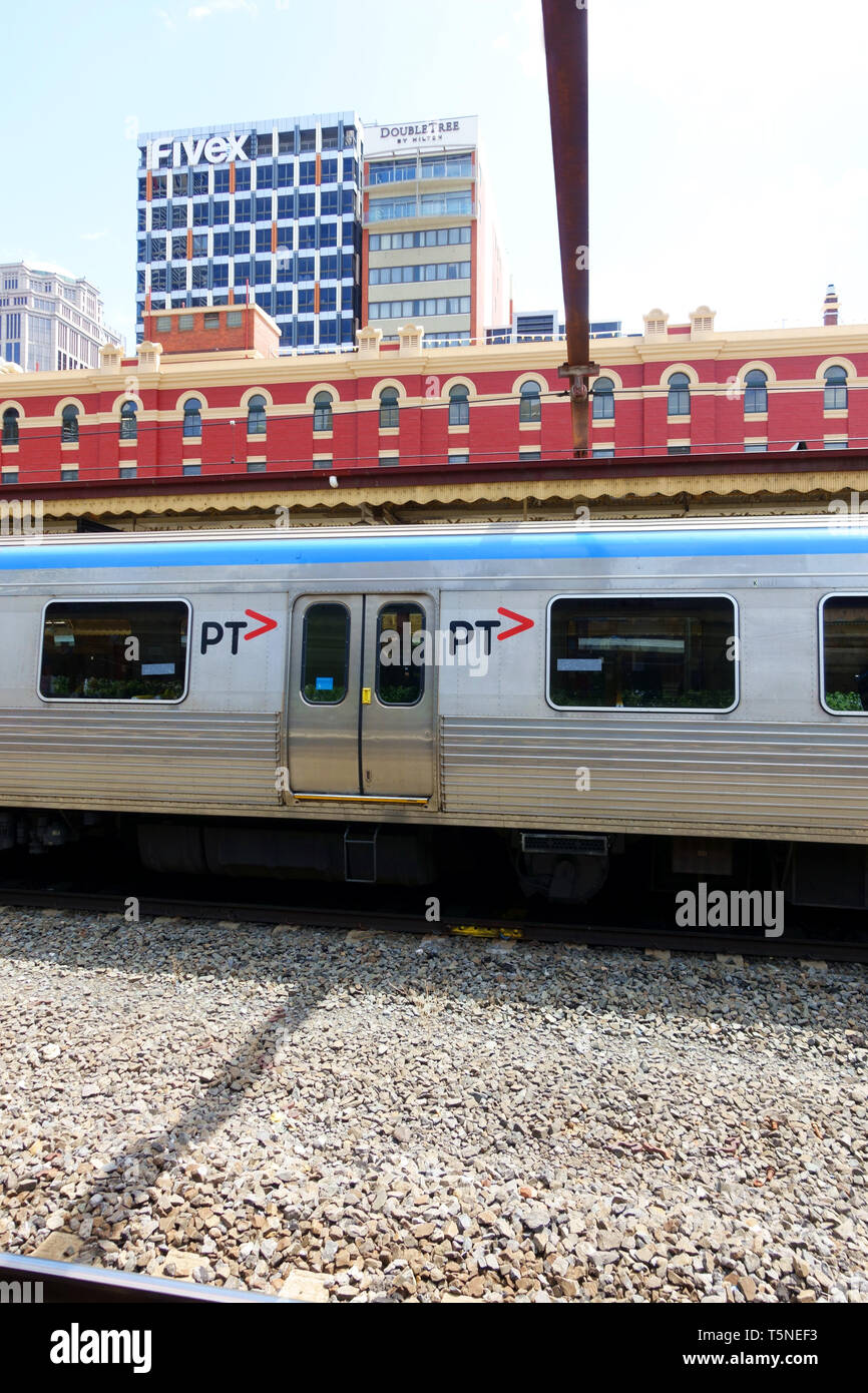 Metro Train à la gare de Flinders Street, Melbourne, Victoria, Australie Banque D'Images