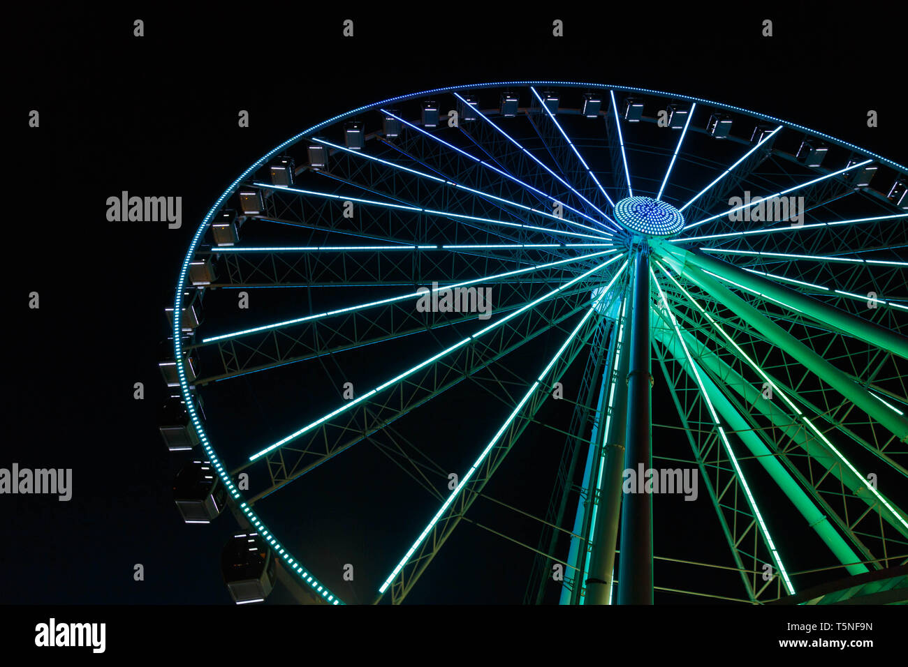 La grande roue d'éclairage en bleu et le vert, la nuit à Seattle, Washington, USA. Banque D'Images