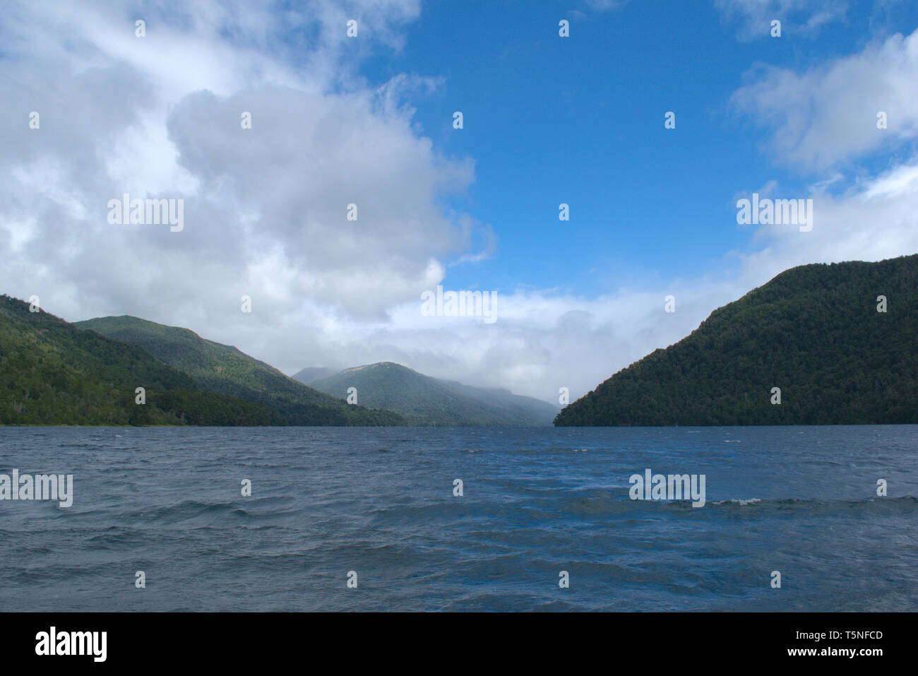 Vue imprenable sur le lac Hermoso, situé dans le parc national Nahuel Huapi, Patagonie Argentine Banque D'Images