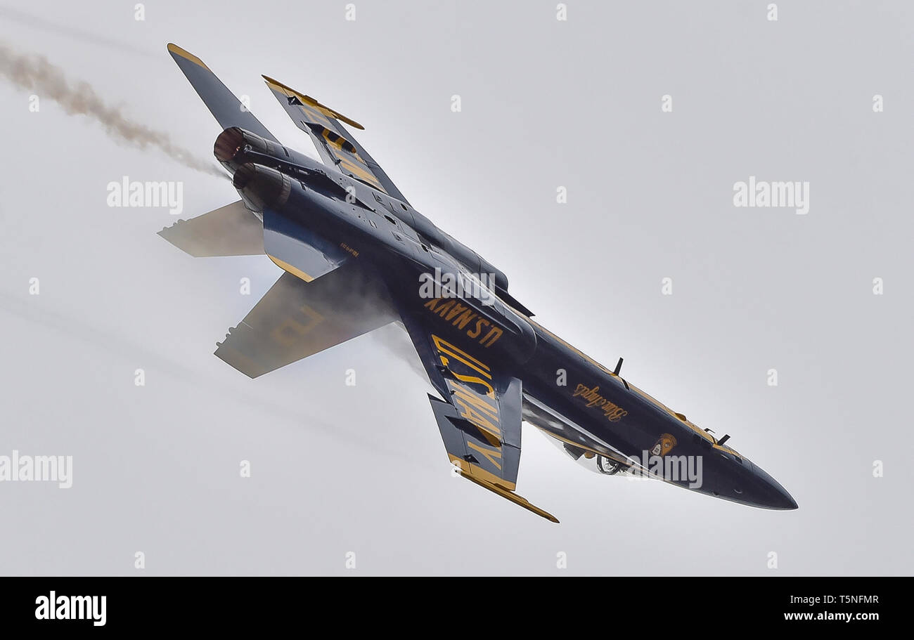 190424-N-UK306-1248 Pensacola, Floride (24 avril 2019) Le lieutenant pilote d'aile droite Haley James, affecté à l'Escadron de démonstration en vol de la Marine américaine, les Blue Angels, effectue la 'croix' pause basse manoeuvre durant une pratique démonstration au Naval Air Station (NAS) Pensacola. L'équipe est prévue pour effectuer des démonstrations en vol 61 à 32 endroits au pays pour mettre en valeur la fierté et le professionnalisme de la US Navy et du Marine Corps pour le public américain en 2019. (U.S. Photo par marine Spécialiste de la communication de masse 2e classe Timothy Schumaker/libérés) Banque D'Images
