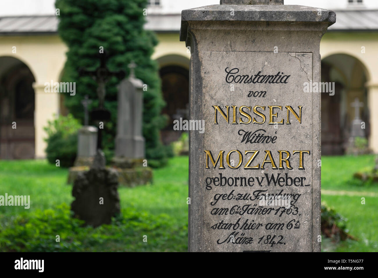 Vue de la pierre tombale dédiée à Constantia (Constanze Mozart) à la famille Mozart tombe dans le cimetière de St Sébastien à Salzbourg, Autriche. Banque D'Images