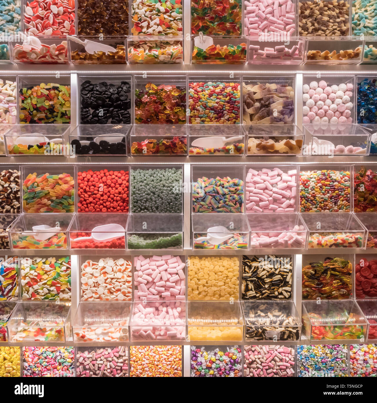 Candy s'afficher sur un marché. Divers Sweets for self-service. Banque D'Images
