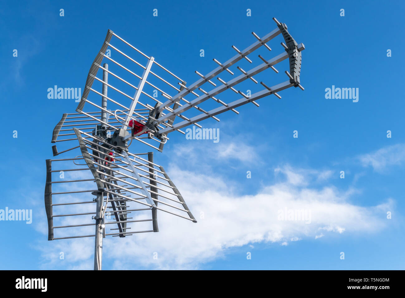 Antenne directionnelle pour la réception de la télévision numérique DVB-T et DVB-T2 contre un ciel bleu. Banque D'Images